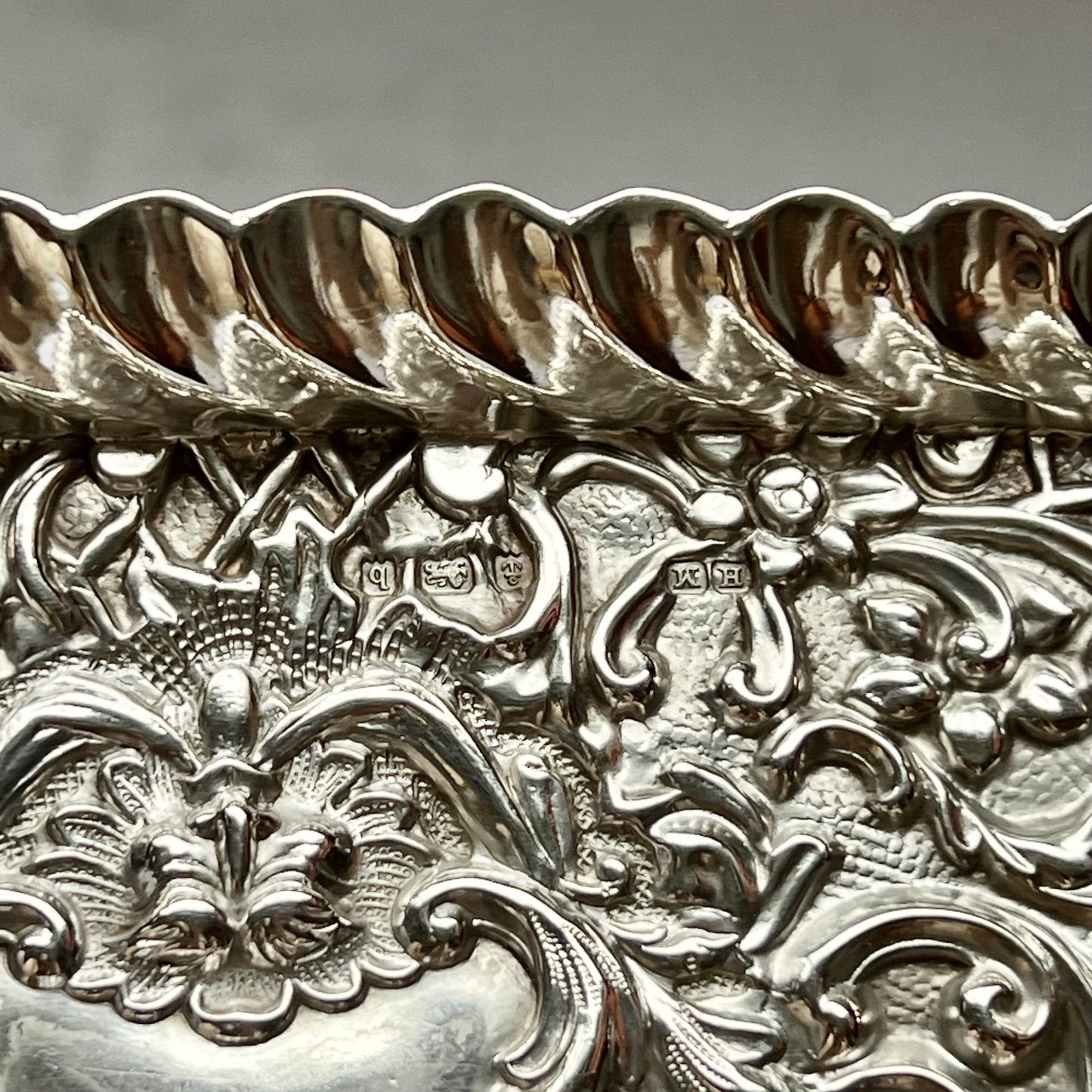 古董爱德华纯银卡片托盘。亨利·马修斯,伯明翰,1901 年。