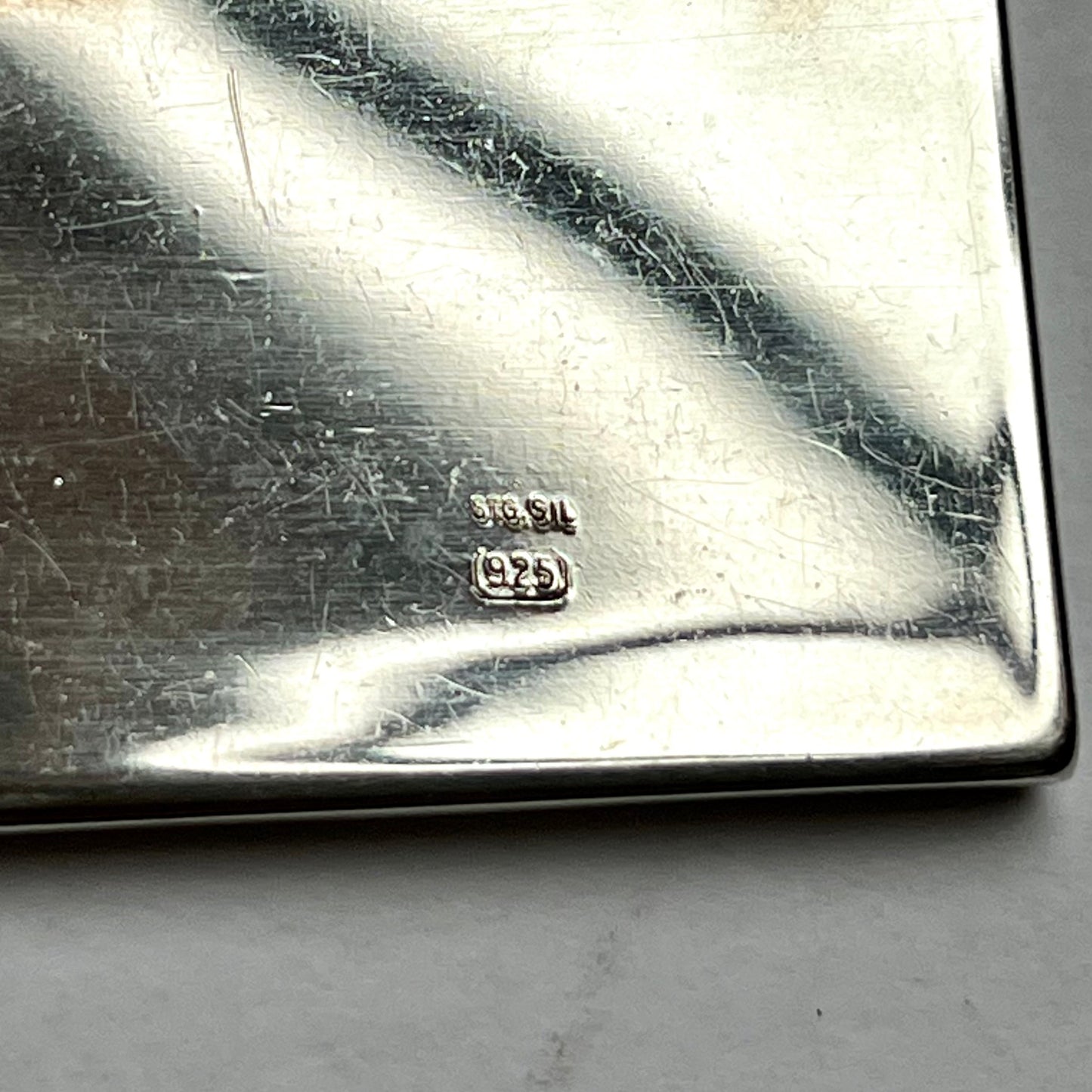 20 世纪中后期现代主义纯银和瓷器胸针,抽象天蓝色图案