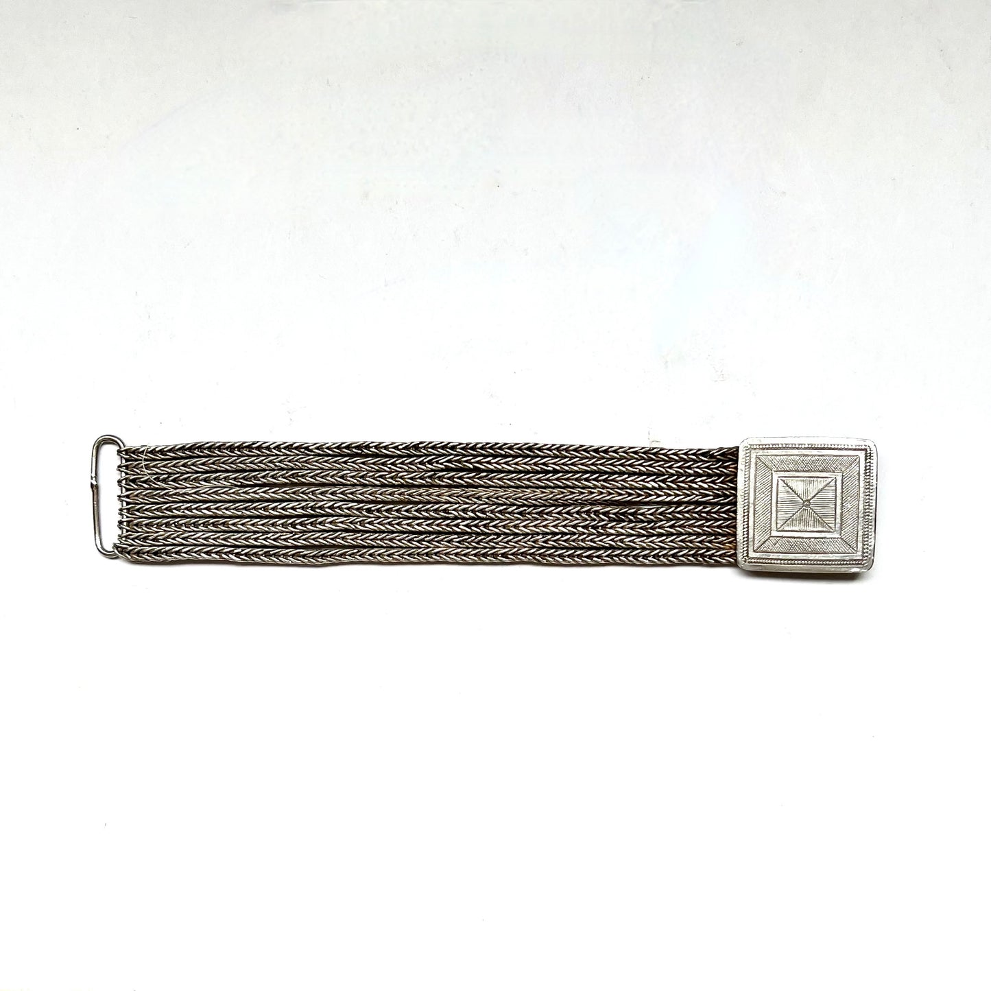 Pulsera tribal vintage de plata con cierre pesado y ocho cadenas