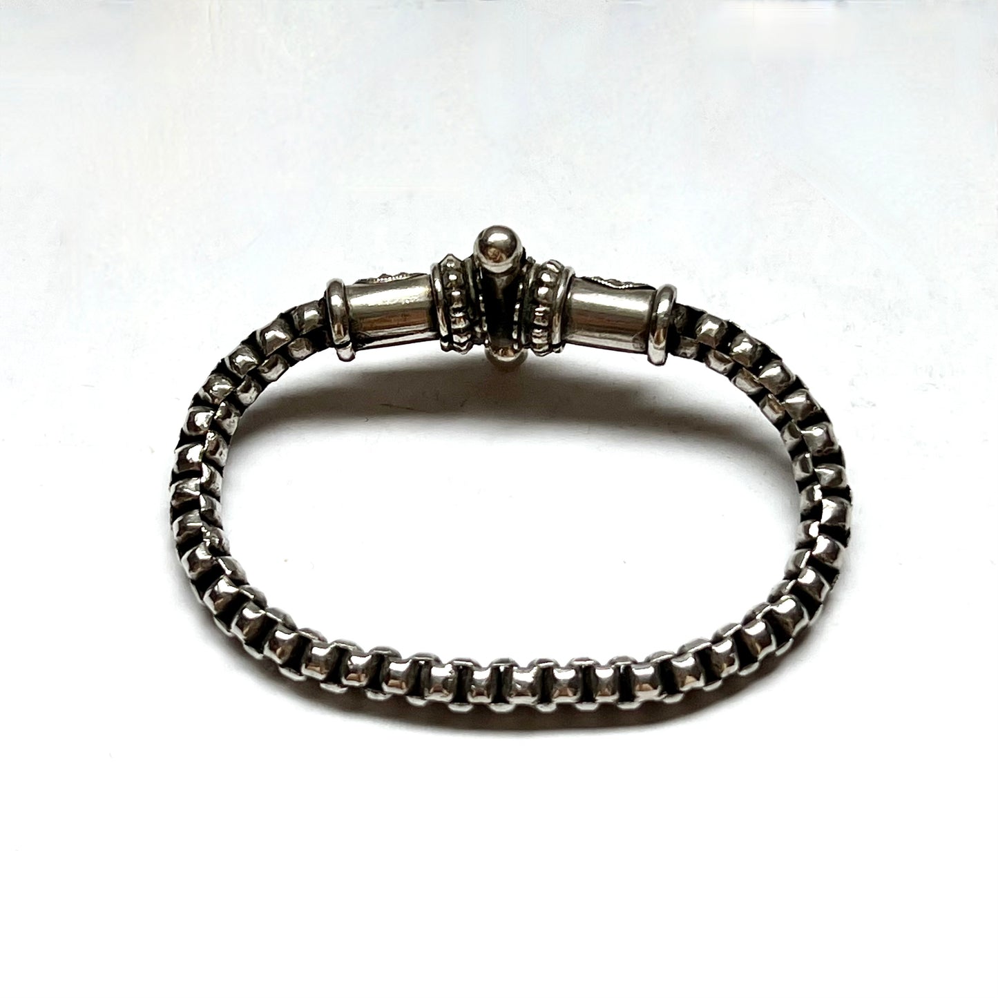 Elegante pulsera tribal vintage de plata con cierre floral en relieve.