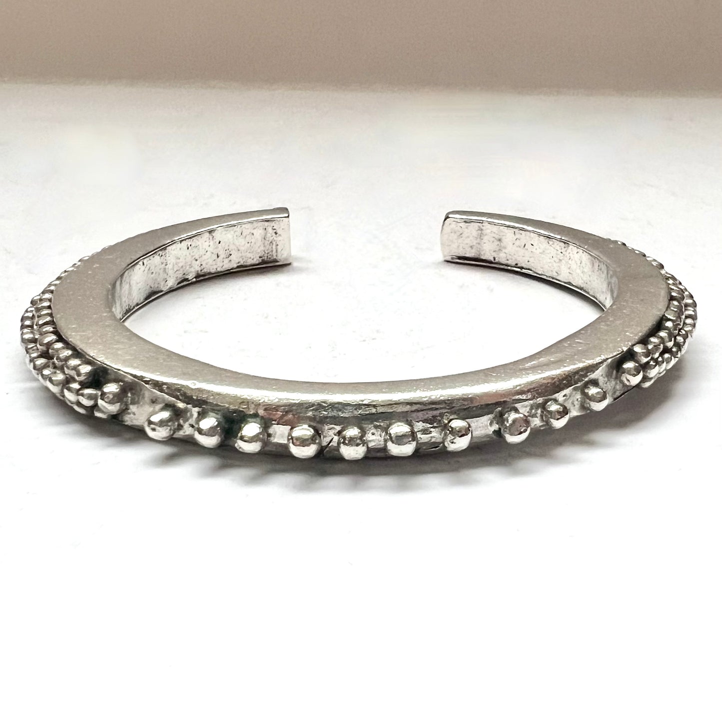 Brazalete tribal vintage de plata, calibre grueso con intrincado trabajo granulado