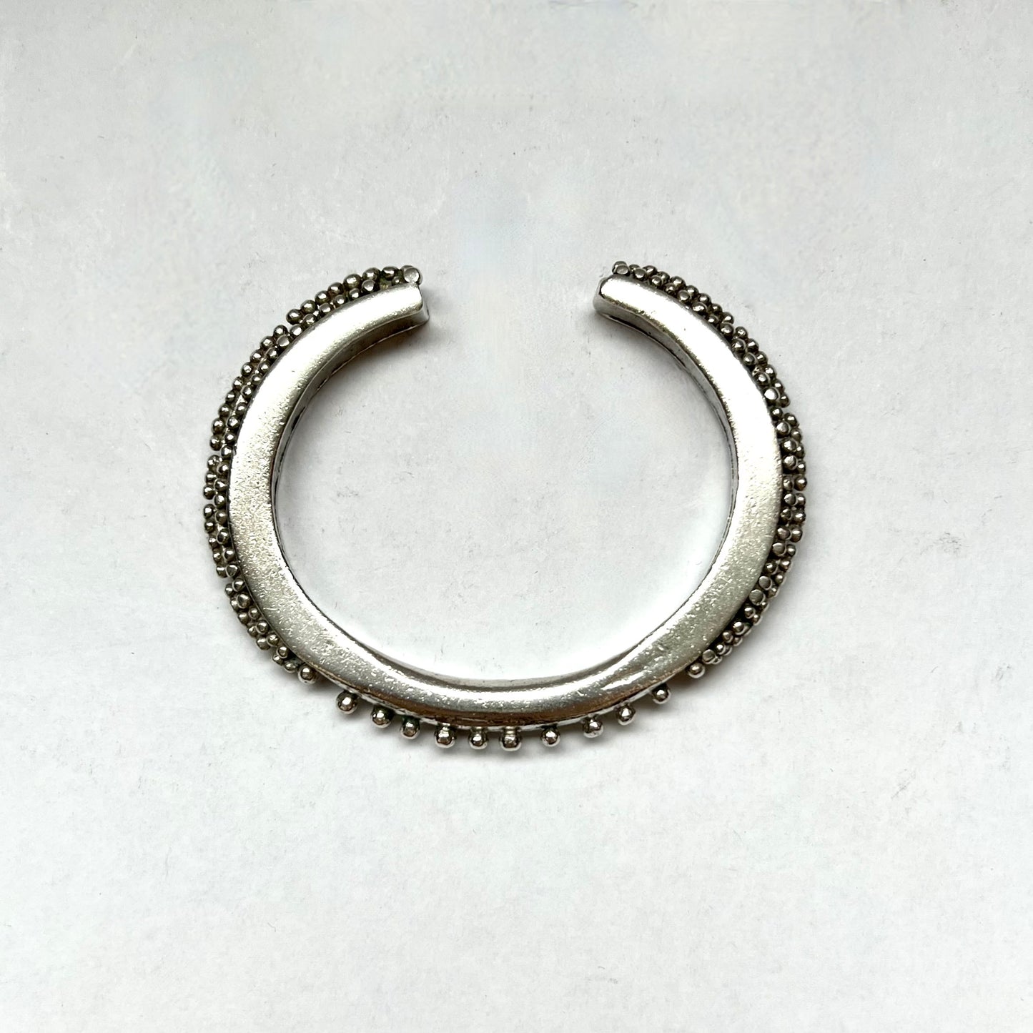 Brazalete tribal vintage de plata, calibre grueso con intrincado trabajo granulado