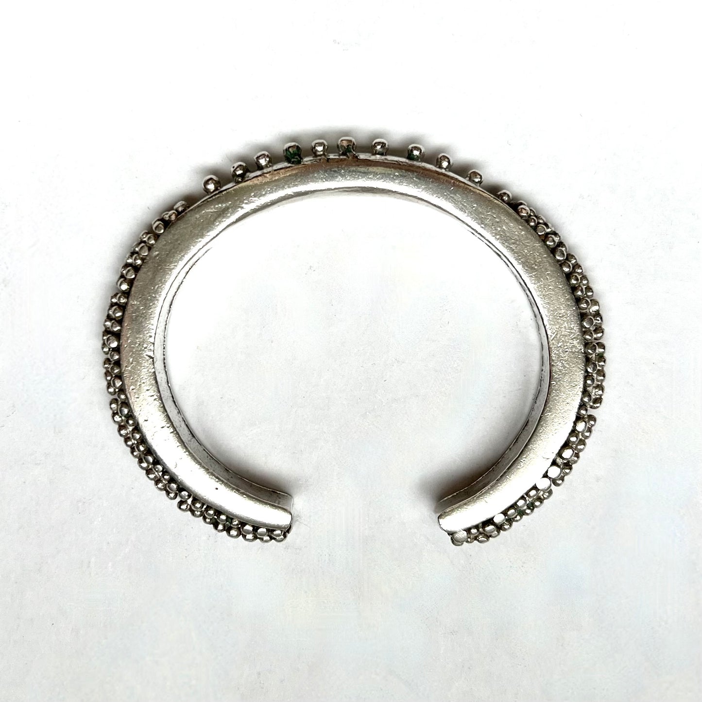 Brazalete tribal vintage de plata, calibre grueso con intrincado trabajo granulado