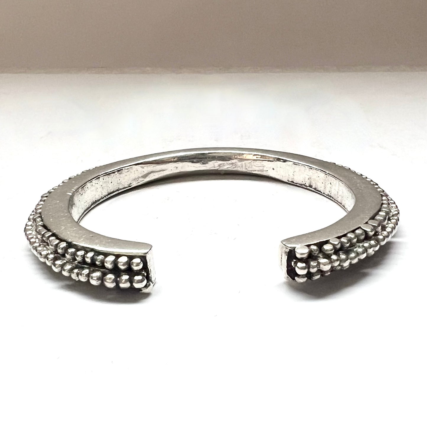 Brazalete tribal vintage de plata, calibre grueso con intrincado trabajo granulado