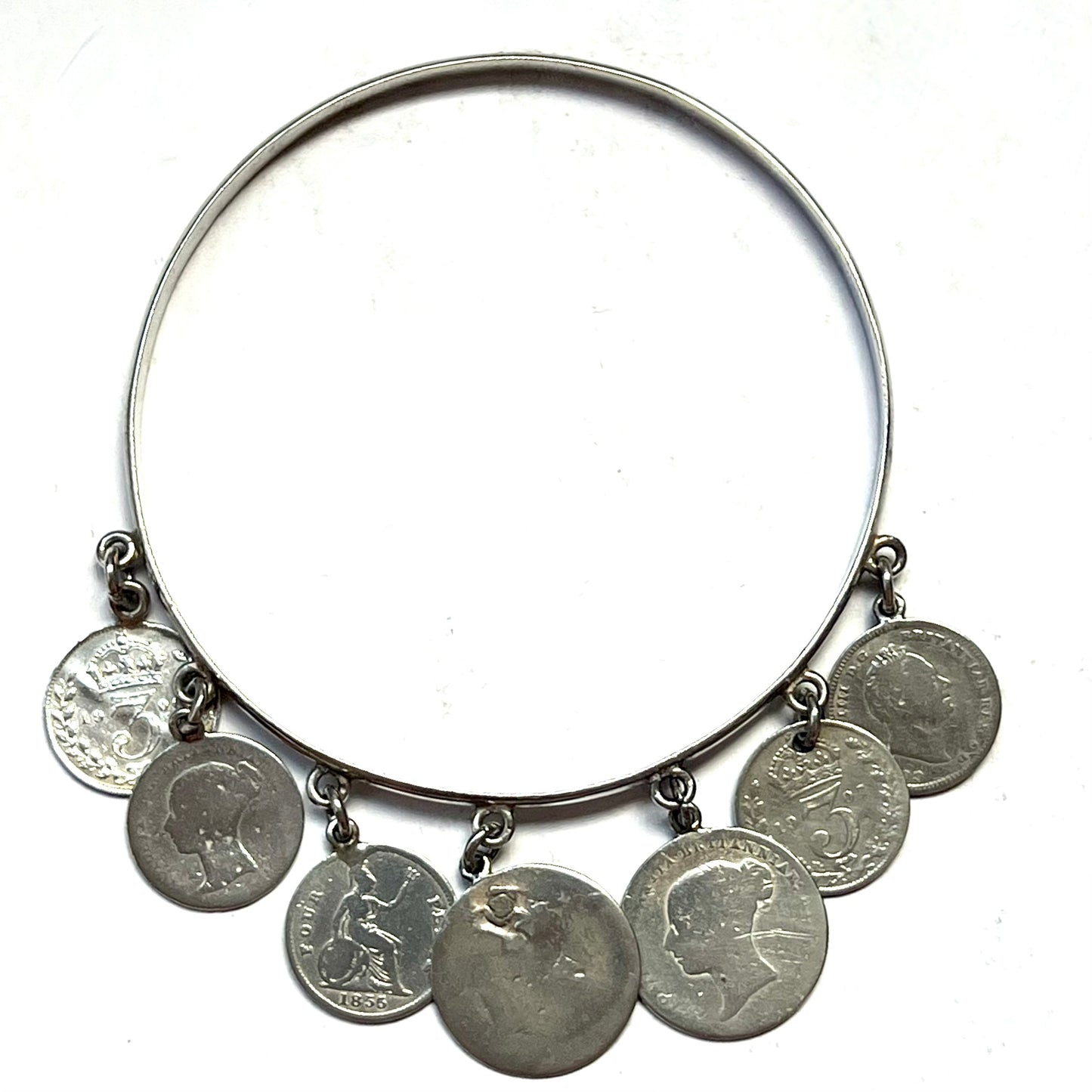 Brazalete tribal vintage de plata con monedas antiguas de peniques de plata esterlina inglesa