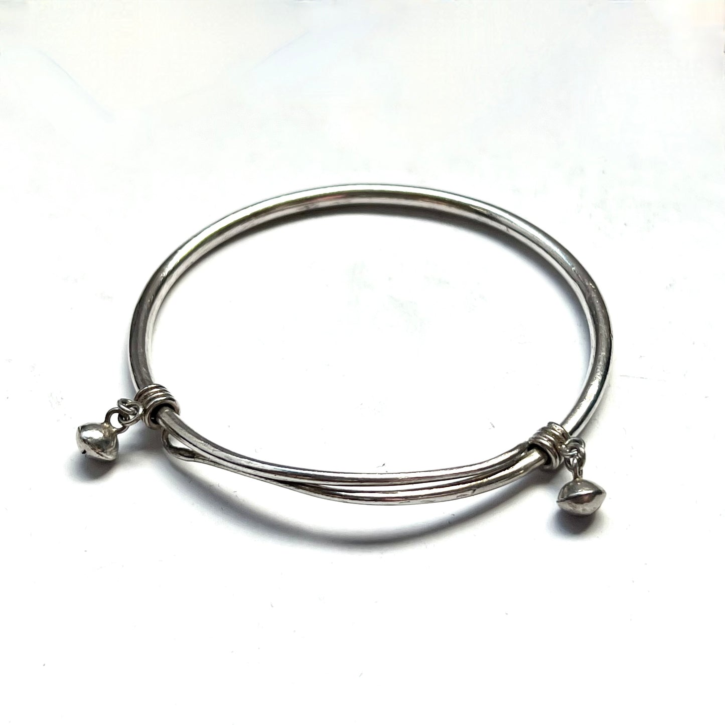 Brazalete tribal vintage de plata con dos campanillas