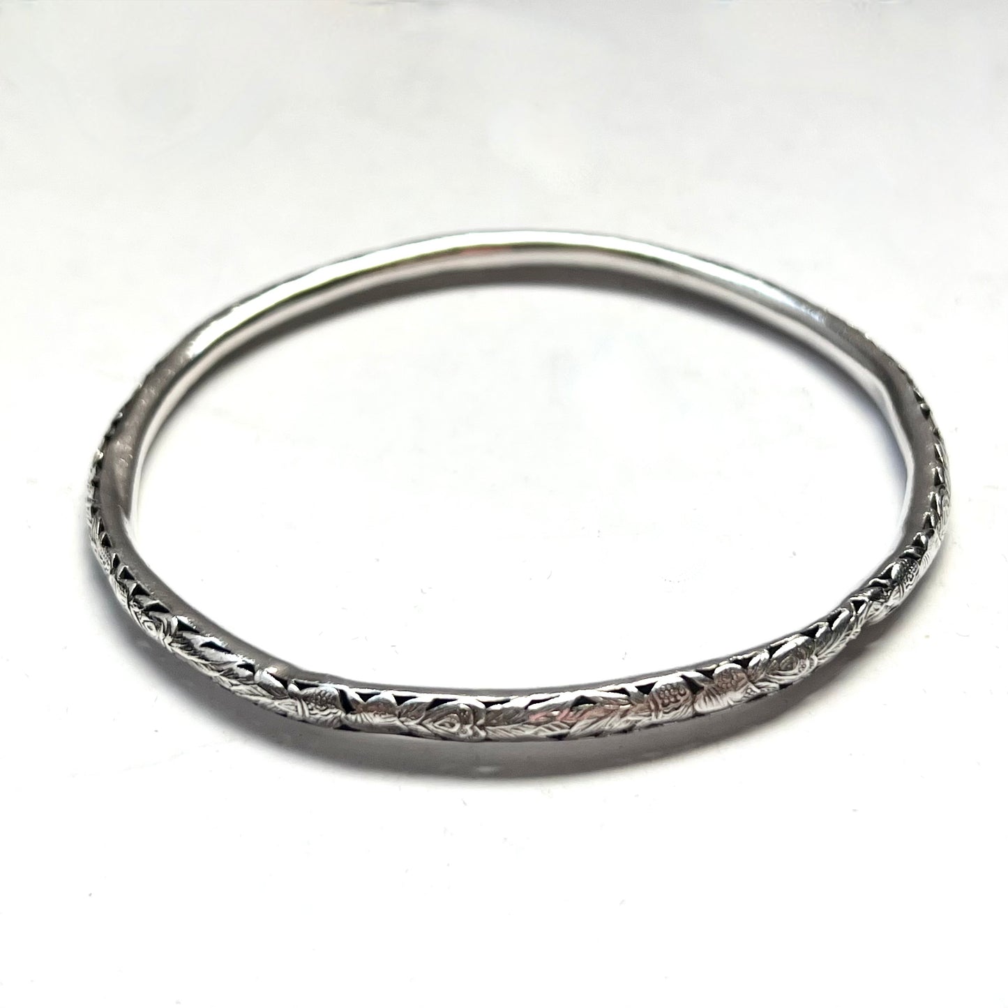 Brazalete hueco de plata tribal vintage con patrón muy trabajado