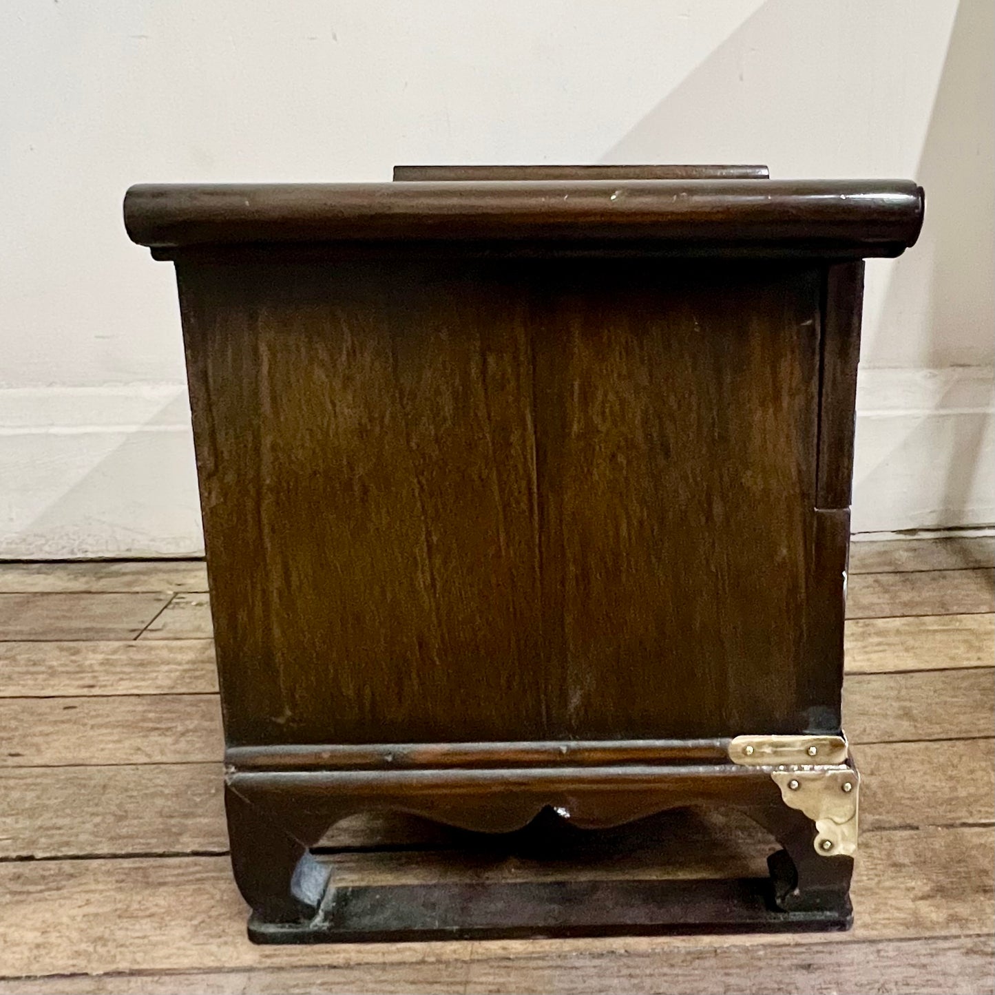 Small vintage Korean morijang chest with zelkova wood veneers, 20th century