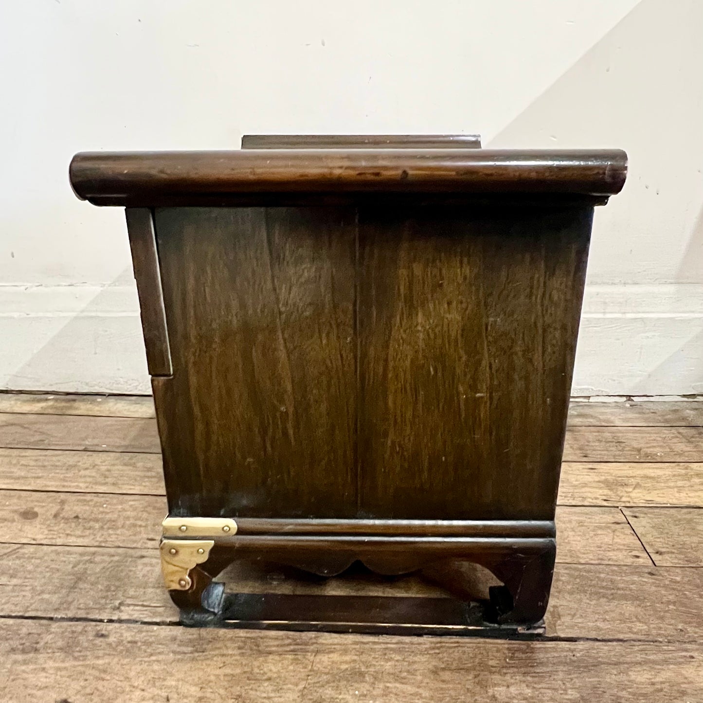 Small vintage Korean morijang chest with zelkova wood veneers, 20th century