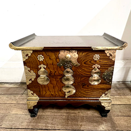 Small vintage Korean morijang chest with zelkova wood veneers, 20th century