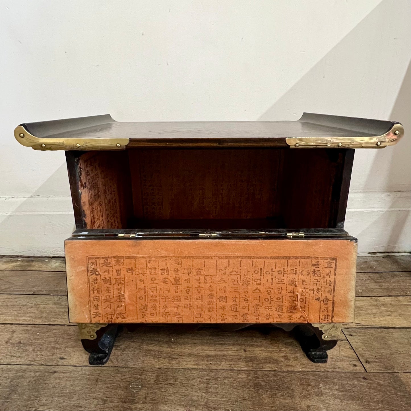 Small vintage Korean morijang chest with zelkova wood veneers, 20th century