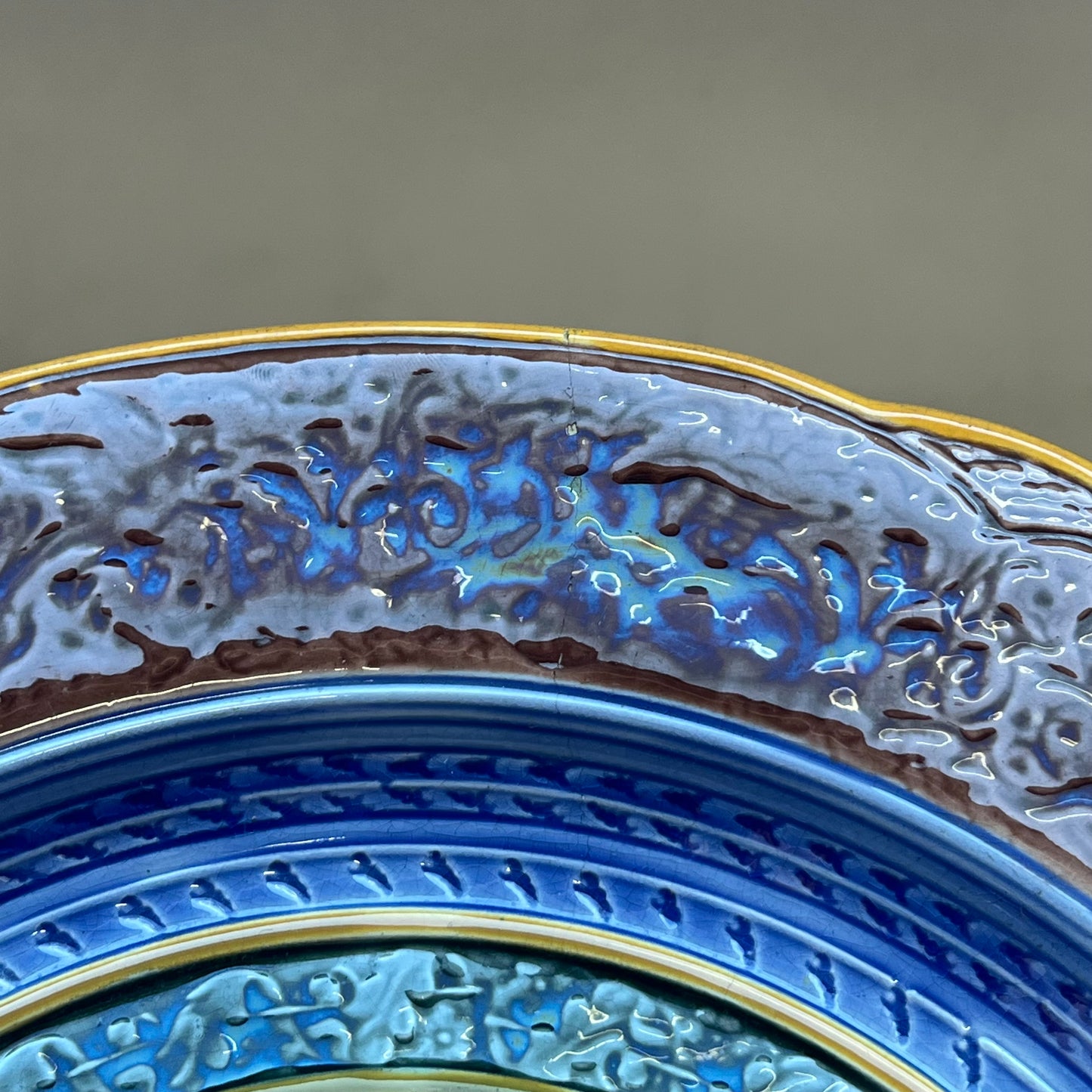 Antiguo plato victoriano de mayólica verde y marrón de Wedgwood con escena de casa de campo, de mediados a finales del siglo XIX.