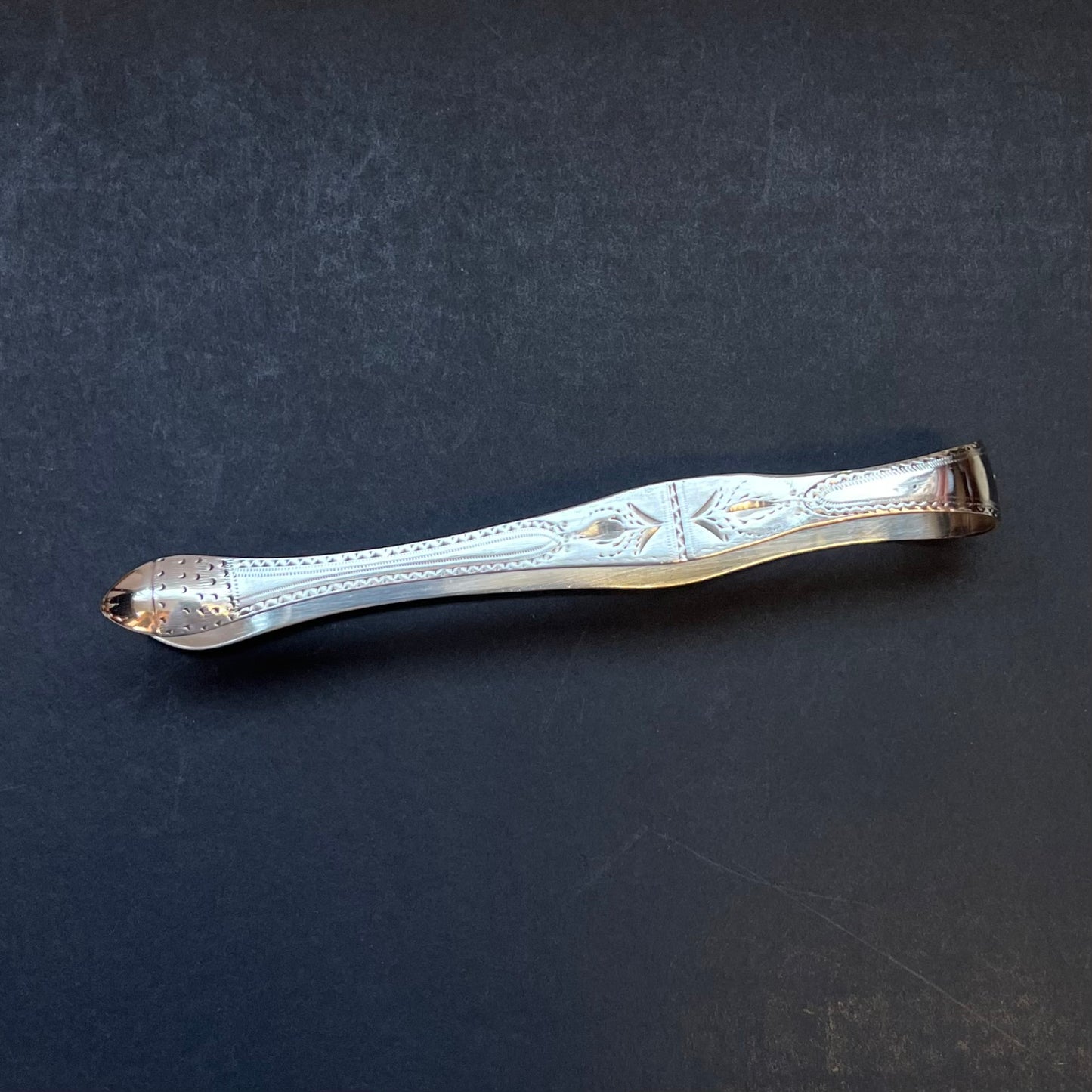 乔治亚晚期明亮式切割纯银钳子,彼得和安·贝特曼,伦敦 1796 年。