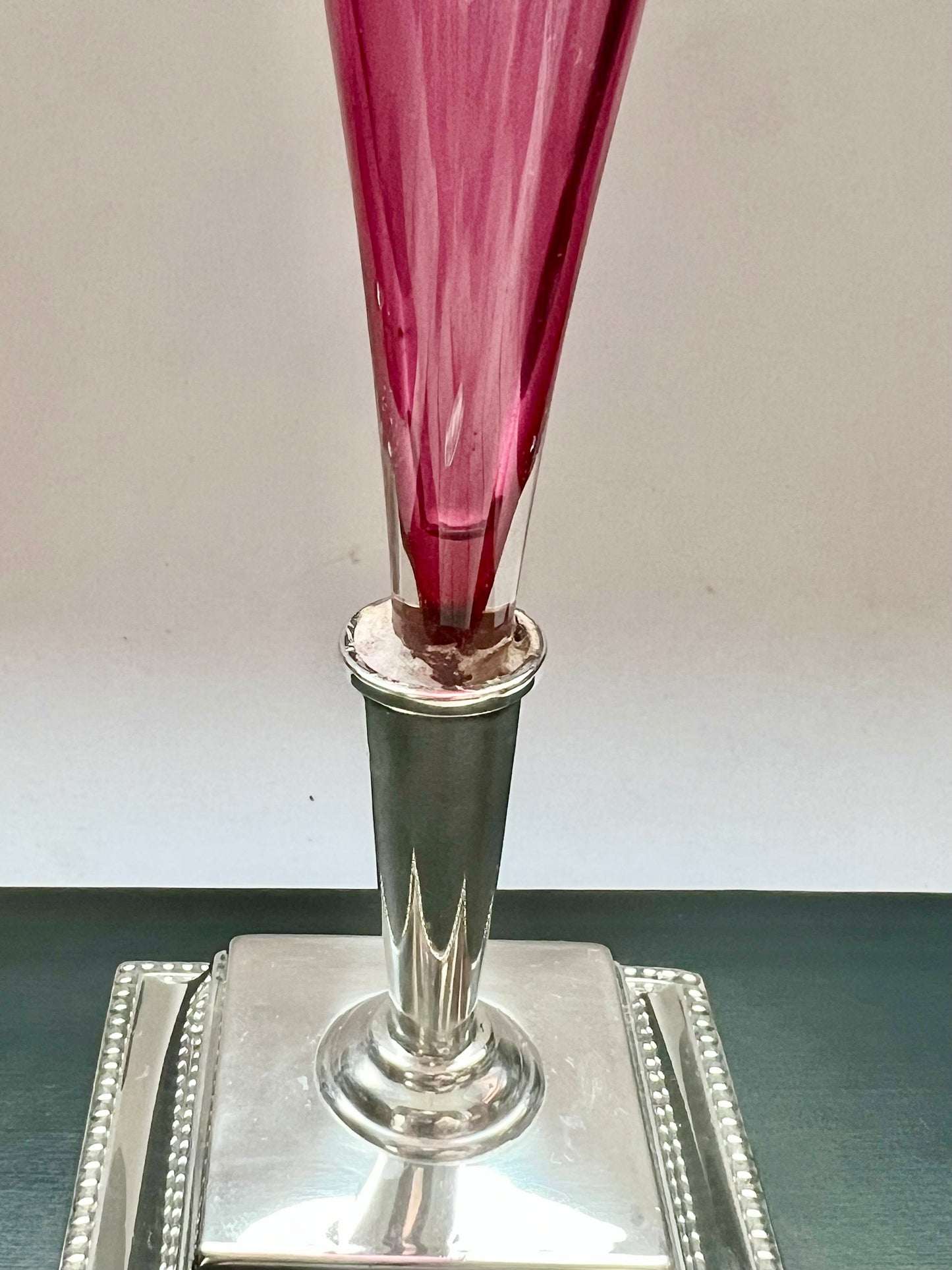 一对古董爱德华式蔓越莓玻璃装饰品,配纯银底座