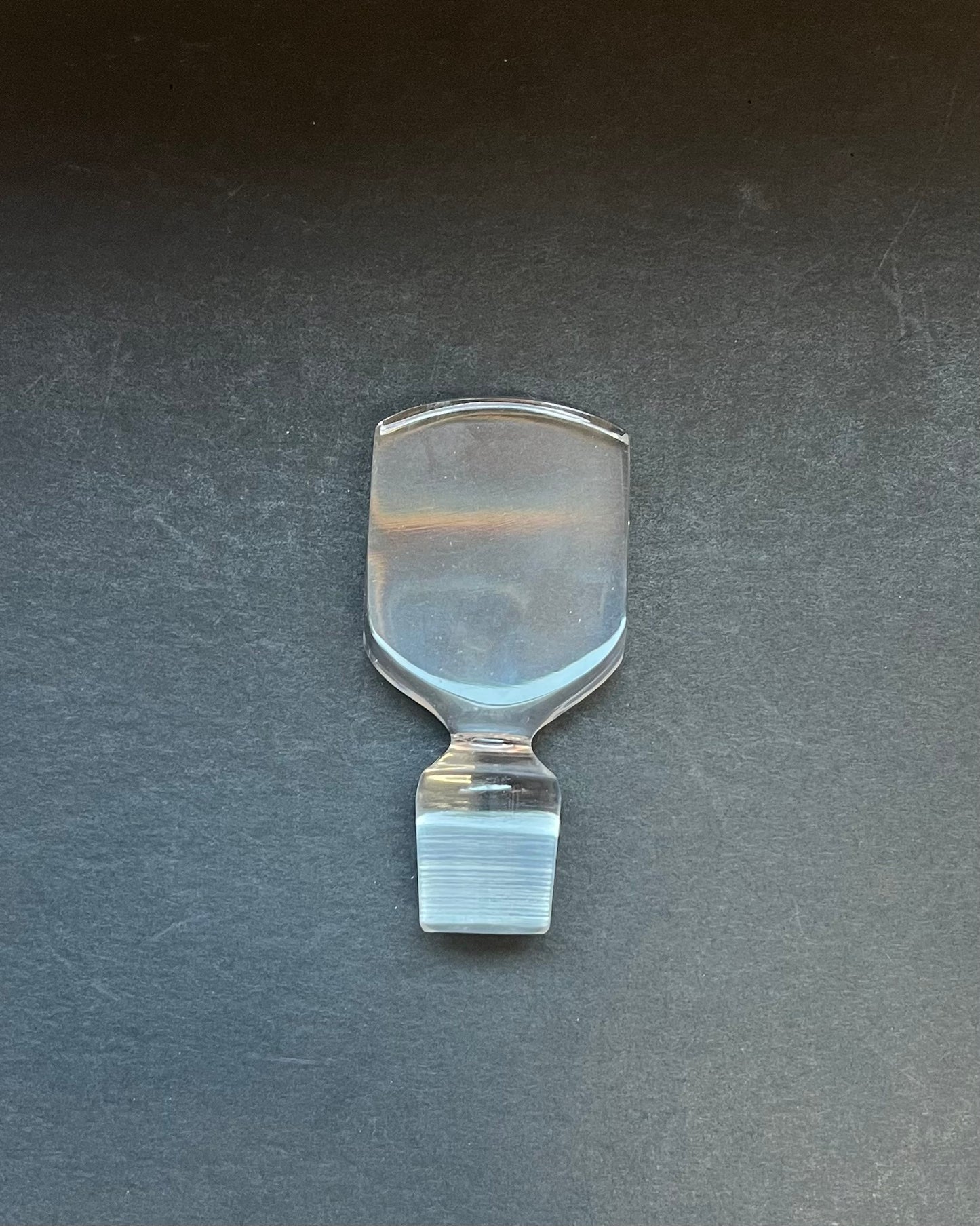 Fantástico decantador de cristal Orrefors de mediados de siglo, forjado a mano, circa 1973, firmado por Ingeborg Lundin.