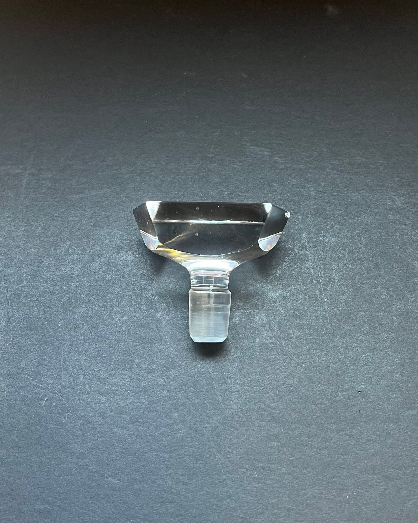 精美的中世纪手工打造的 Orrefors 水晶酒瓶,约 1956 年,由 Nils Landberg 签名,鱼形图案