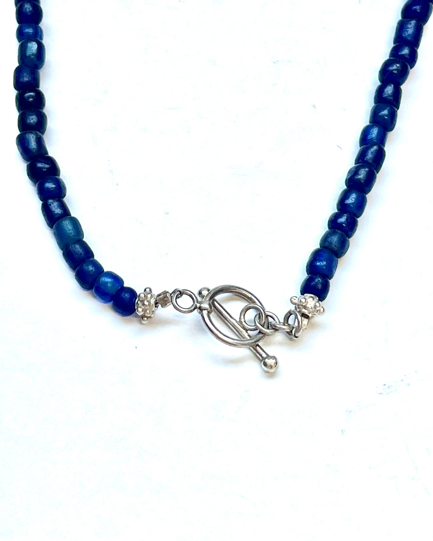 Collar de cuentas comerciales javanesas antiguas con cuentas de mosaico rojas y blancas y cuentas comerciales del Indopacífico, circa siglos X al XIV, en plata de ley.