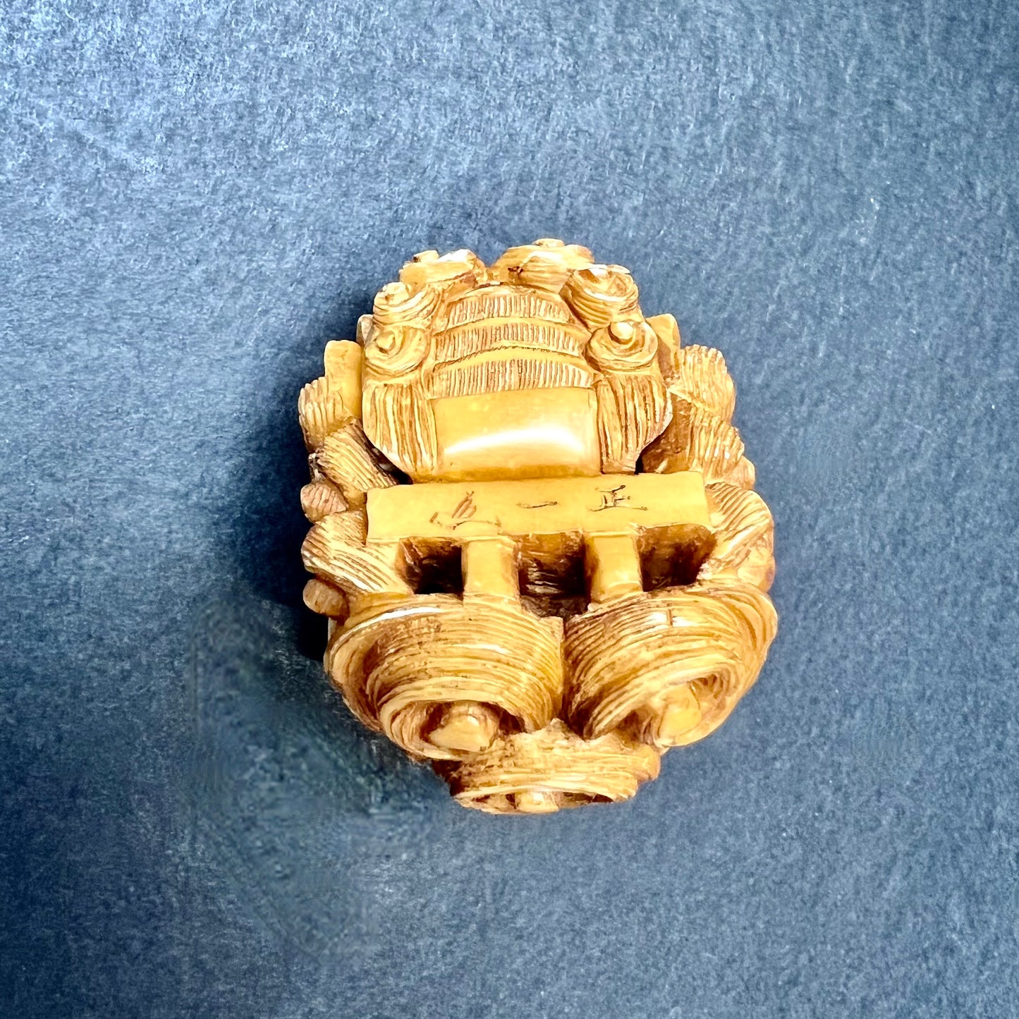Rara máscara Netsuke de marfil Shishi (león mítico) de finales de Edo a principios de Meiji firmada por Masakazu.