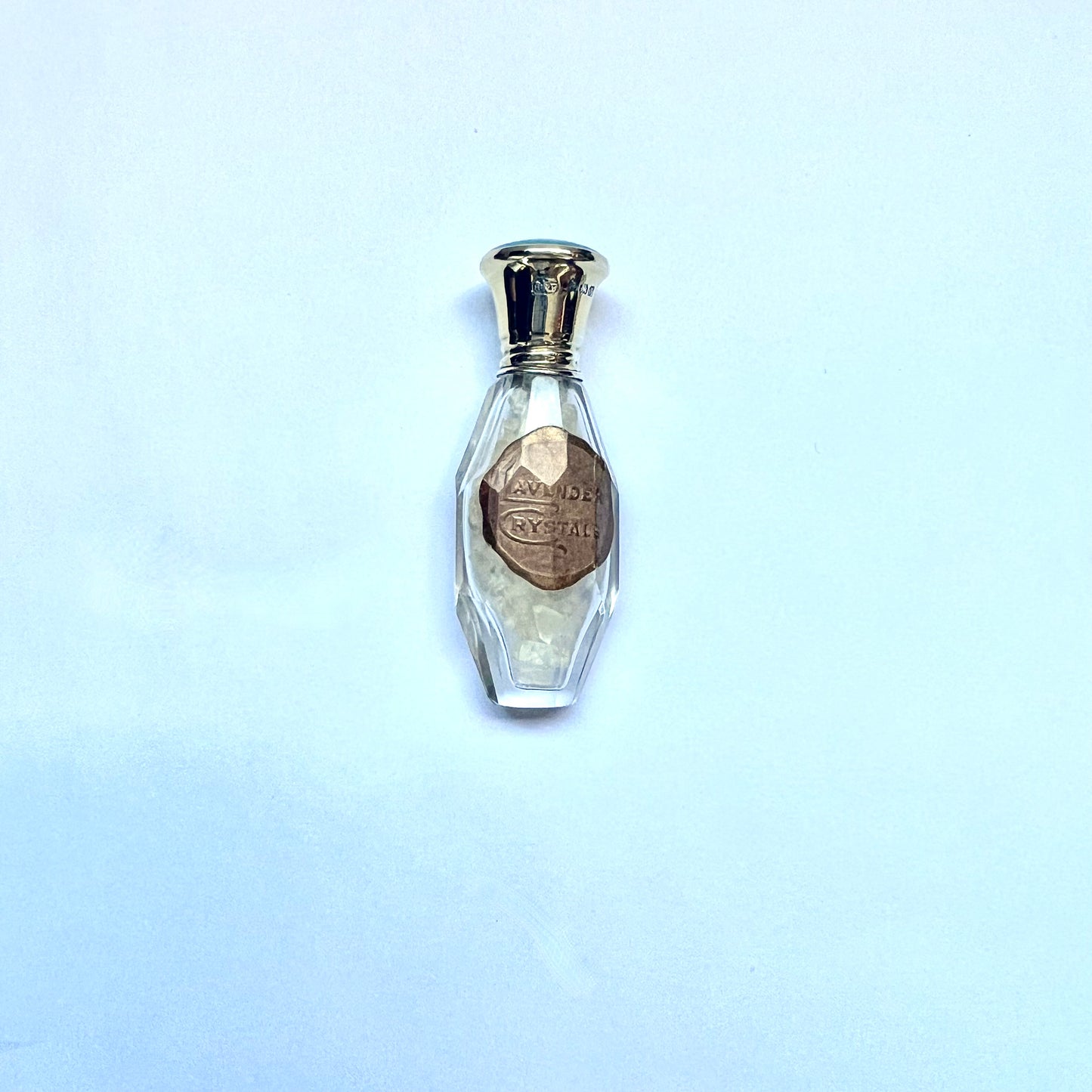 Antiguo neceser de viaje Art Déco con esmalte guilloché azul verdoso y dorado sobre plata de ley. Cristales de lavanda, frasco de perfume y borla de polvos sueltos.