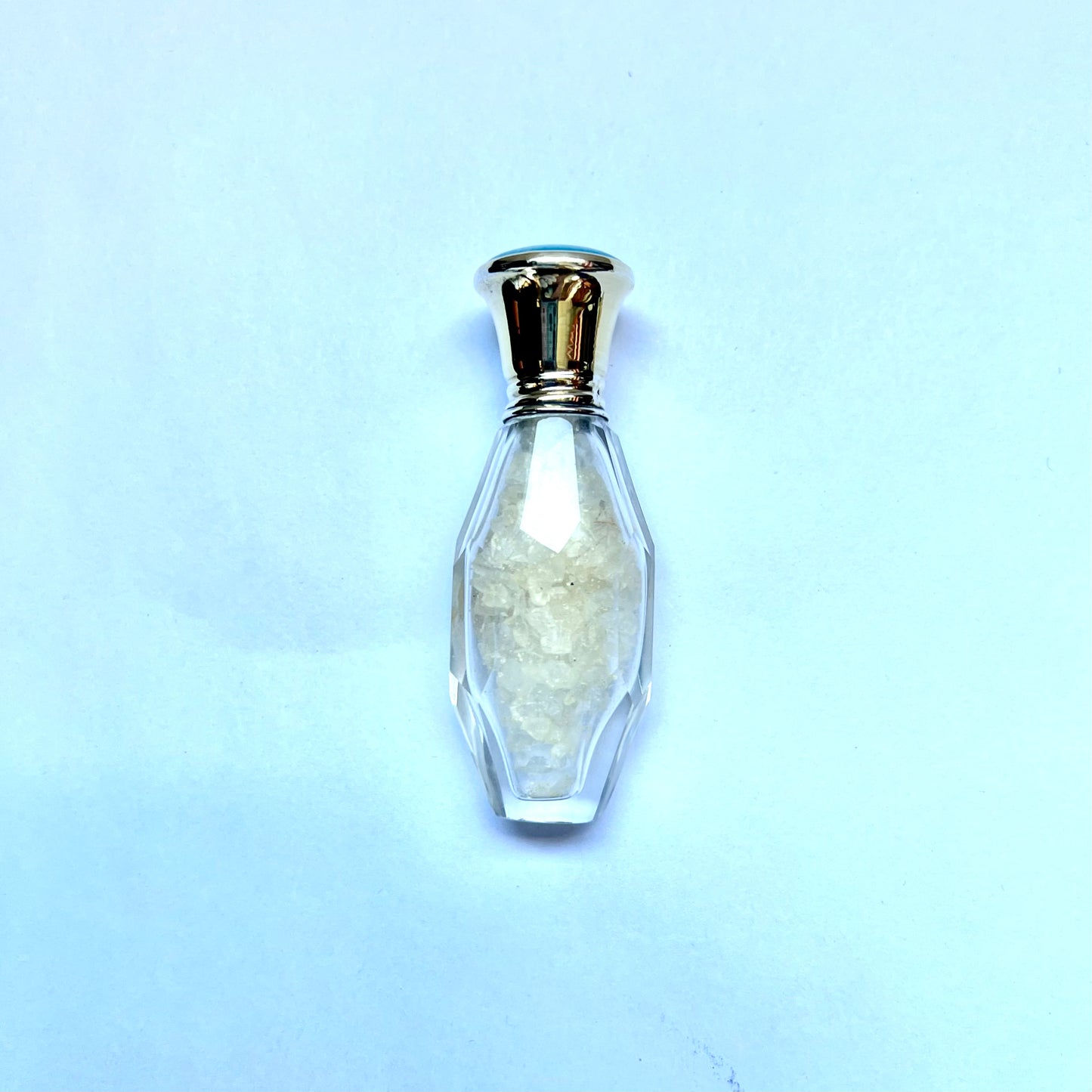 Antiguo neceser de viaje Art Déco con esmalte guilloché azul verdoso y dorado sobre plata de ley. Cristales de lavanda, frasco de perfume y borla de polvos sueltos.