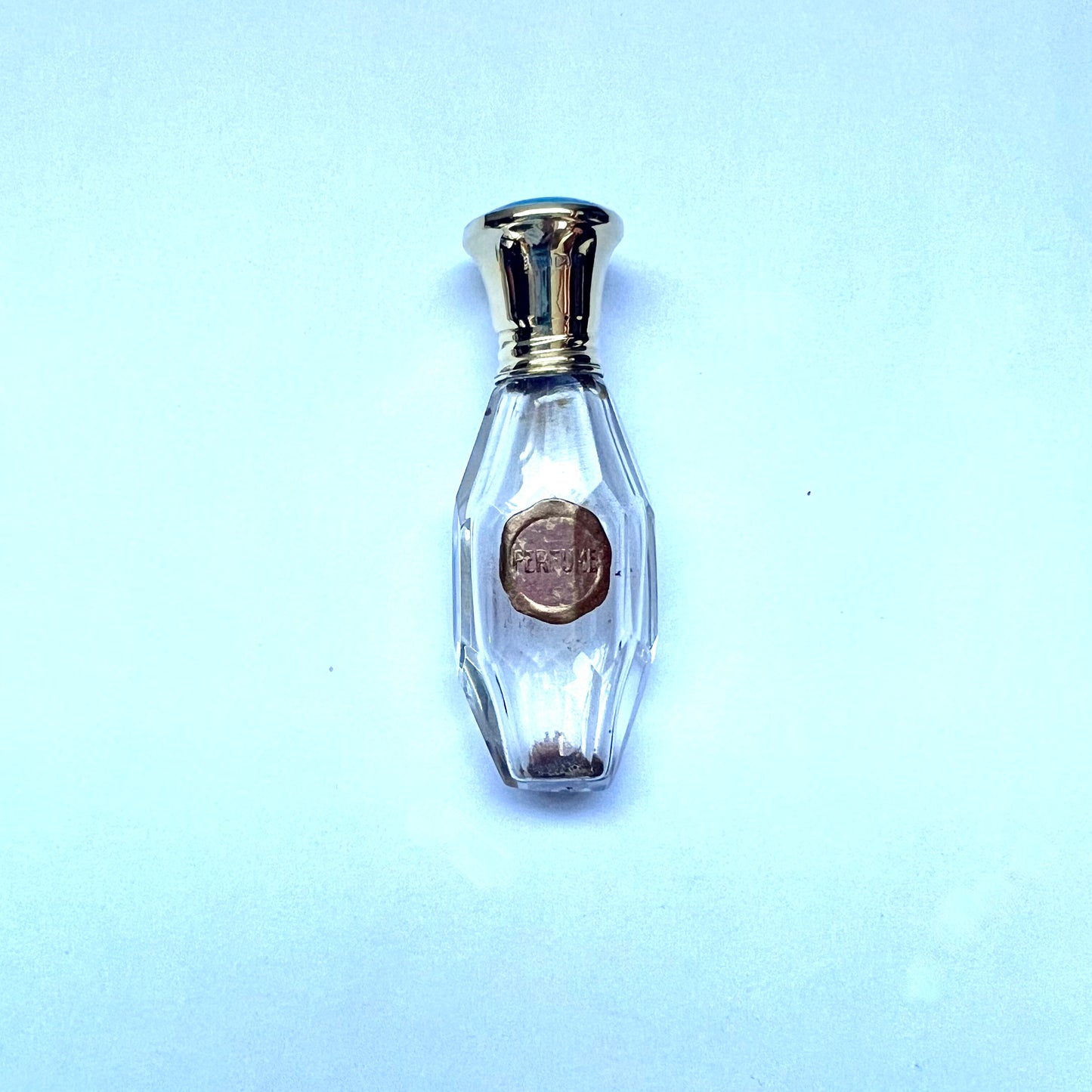 Antiguo neceser de viaje Art Déco con esmalte guilloché azul verdoso y dorado sobre plata de ley. Cristales de lavanda, frasco de perfume y borla de polvos sueltos.