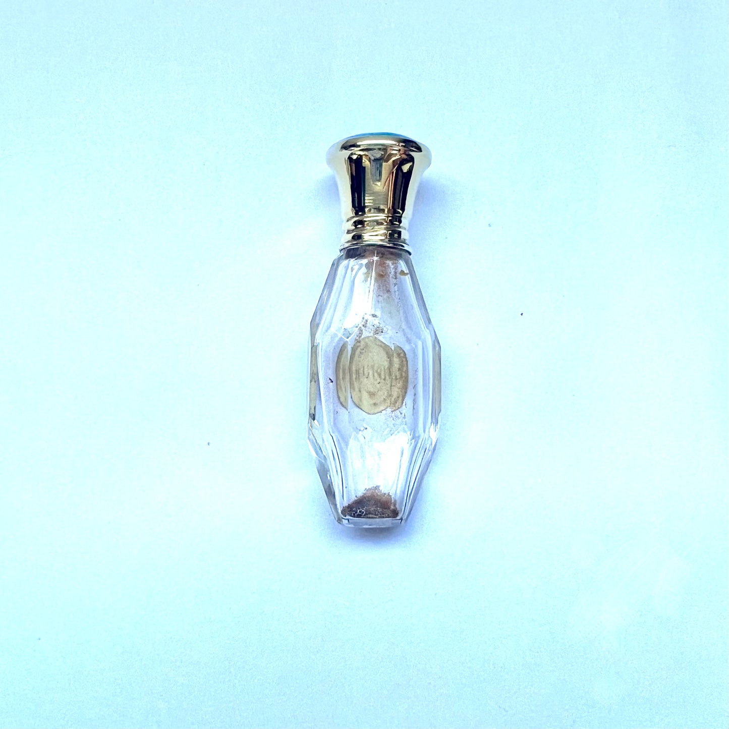 Antiguo neceser de viaje Art Déco con esmalte guilloché azul verdoso y dorado sobre plata de ley. Cristales de lavanda, frasco de perfume y borla de polvos sueltos.