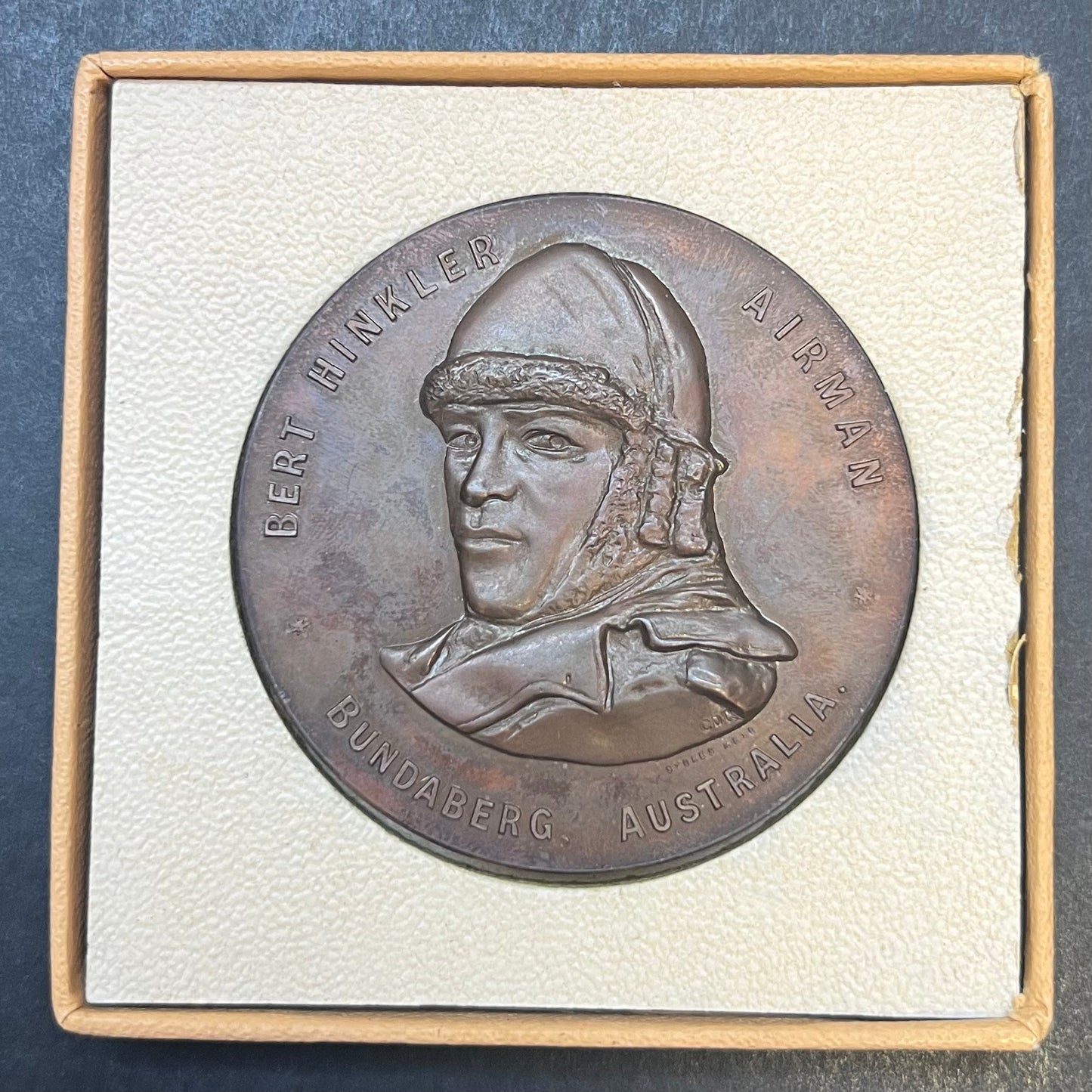 Medallón de bronce australiano antiguo, casi antiguo, de Bert Hinkler, de Londres a Darwin, 1928, Historia de la aviación poco común