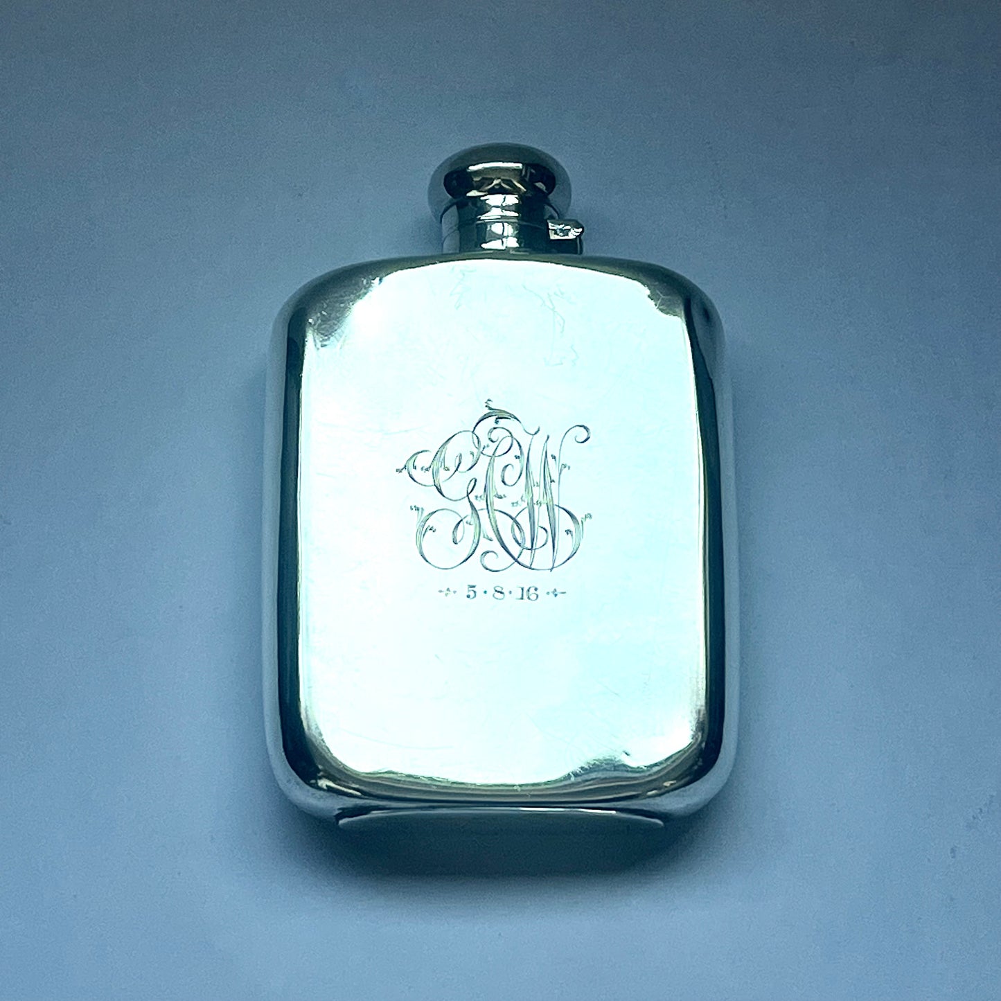 Antiguo frasco de plata esterlina firmado por Mappin & Webb con varios autógrafos, atribuido a intereses deportivos por determinar, posiblemente equipo de cricket sudafricano.