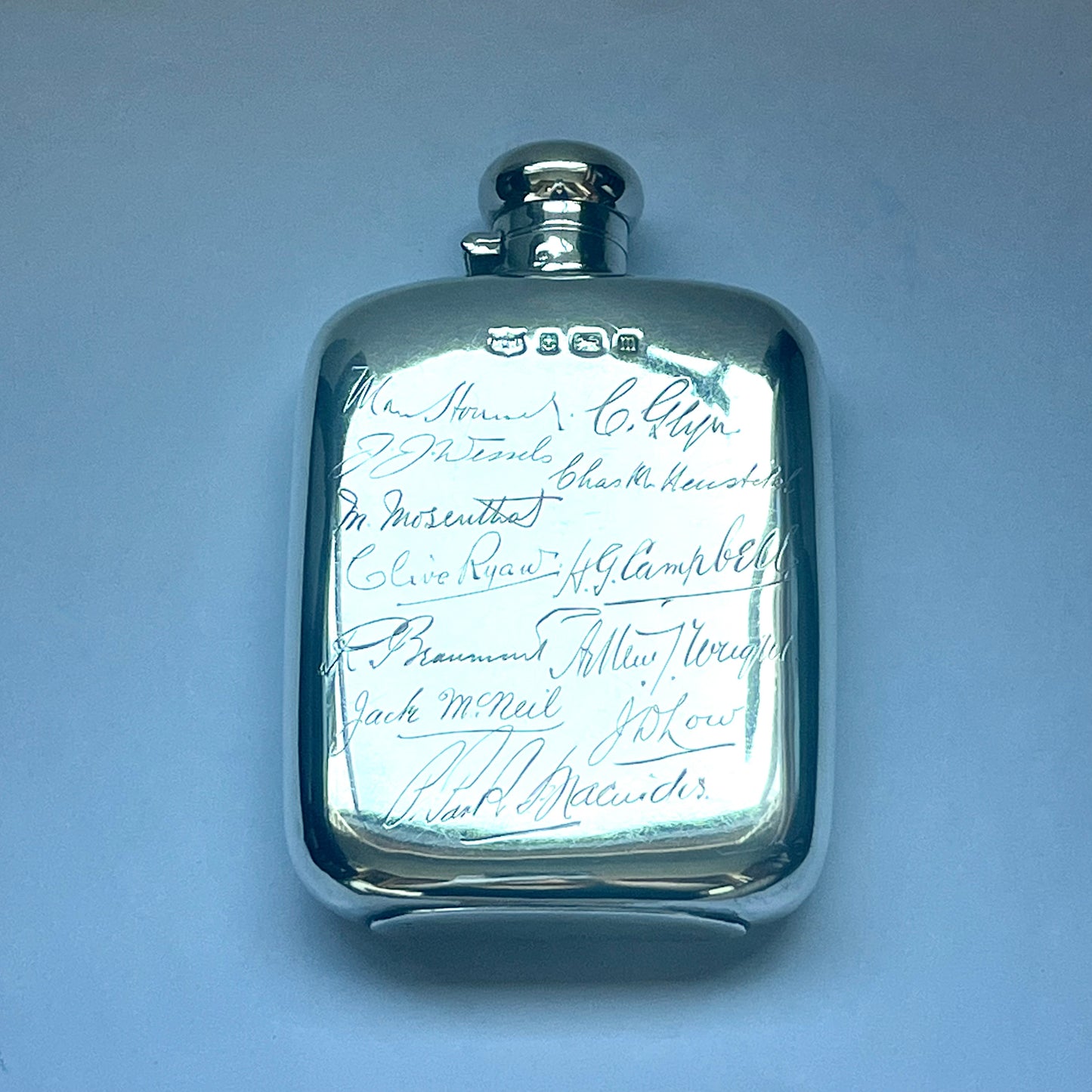Antiguo frasco de plata esterlina firmado por Mappin & Webb con varios autógrafos, atribuido a intereses deportivos por determinar, posiblemente equipo de cricket sudafricano.