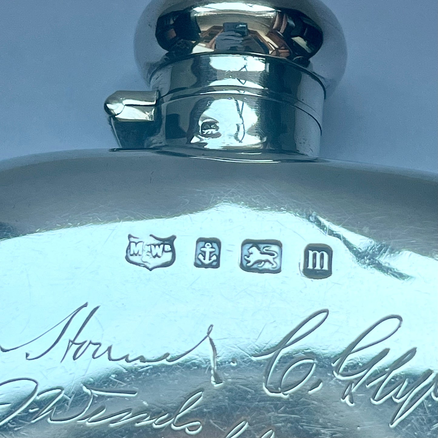 Antiguo frasco de plata esterlina firmado por Mappin & Webb con varios autógrafos, atribuido a intereses deportivos por determinar, posiblemente equipo de cricket sudafricano.