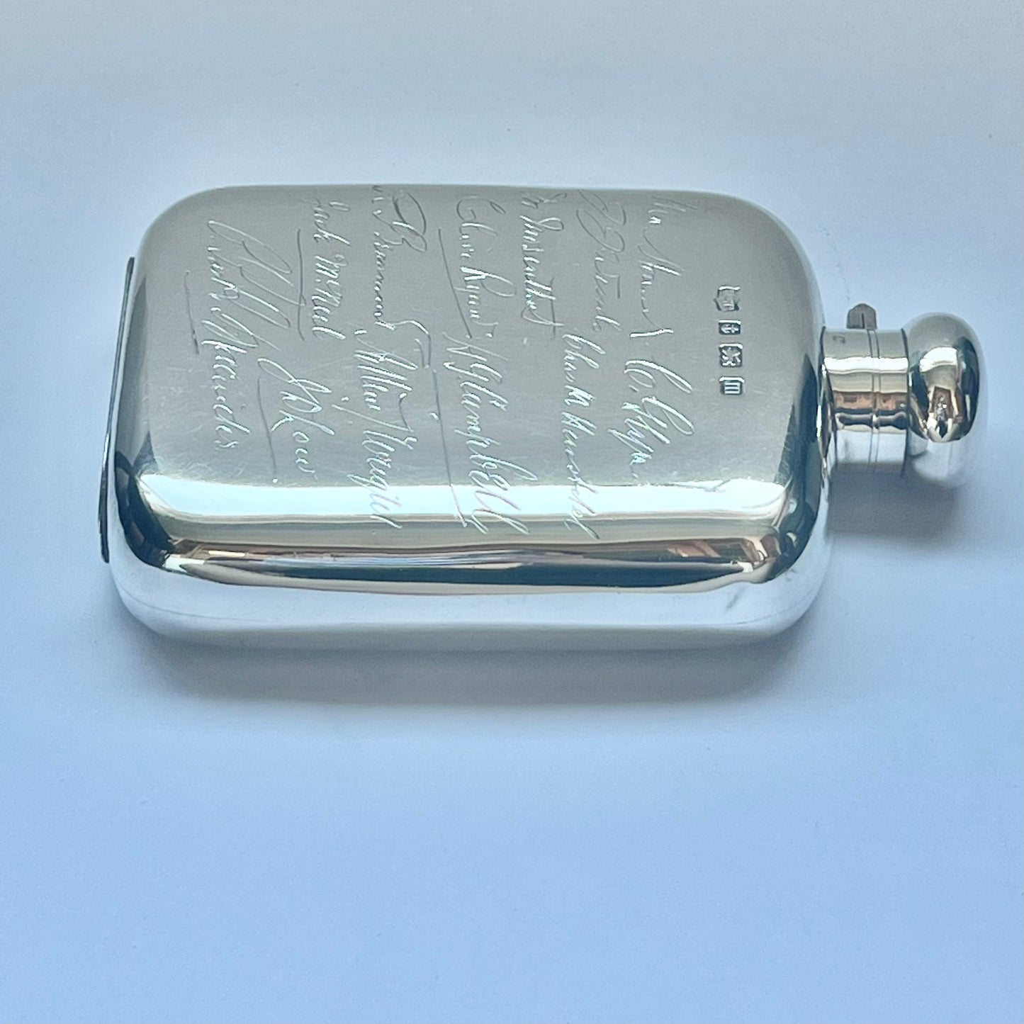 Antiguo frasco de plata esterlina firmado por Mappin & Webb con varios autógrafos, atribuido a intereses deportivos por determinar, posiblemente equipo de cricket sudafricano.