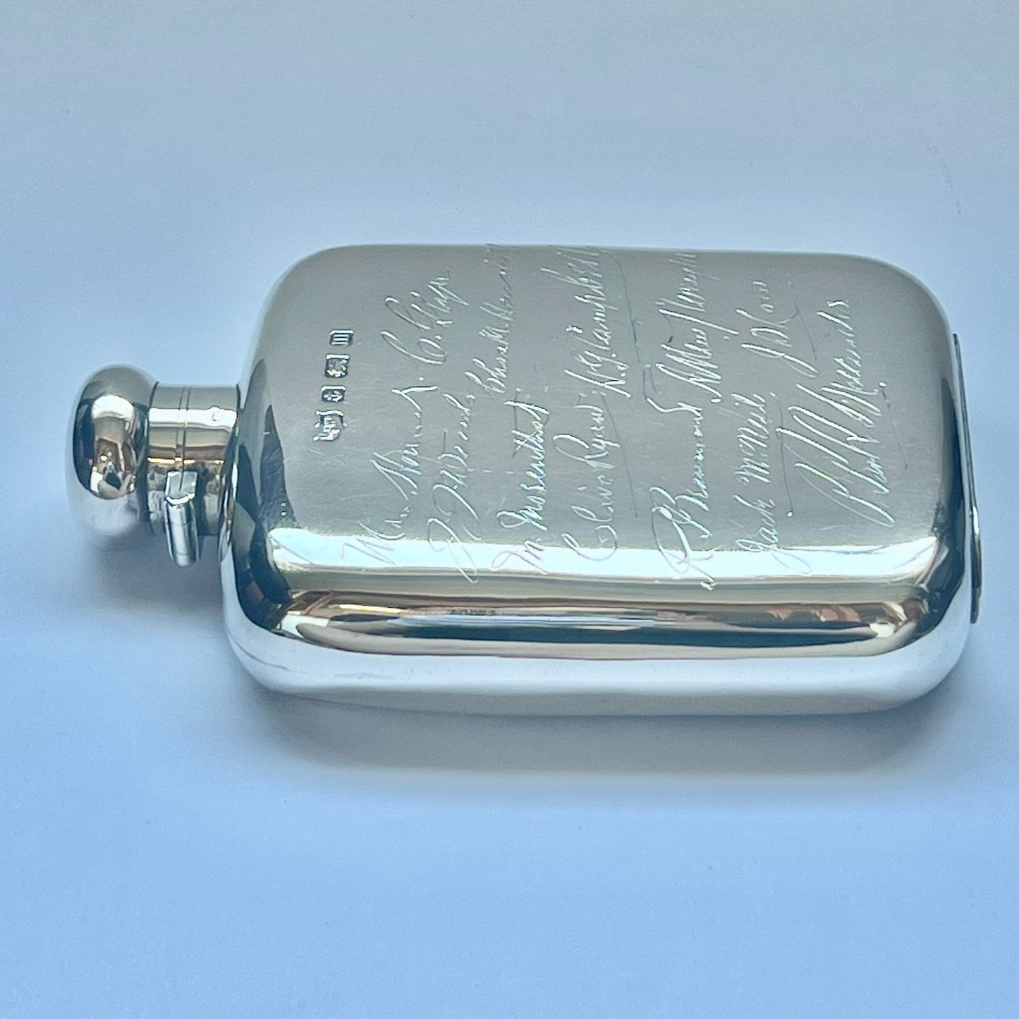 Antiguo frasco de plata esterlina firmado por Mappin & Webb con varios autógrafos, atribuido a intereses deportivos por determinar, posiblemente equipo de cricket sudafricano.