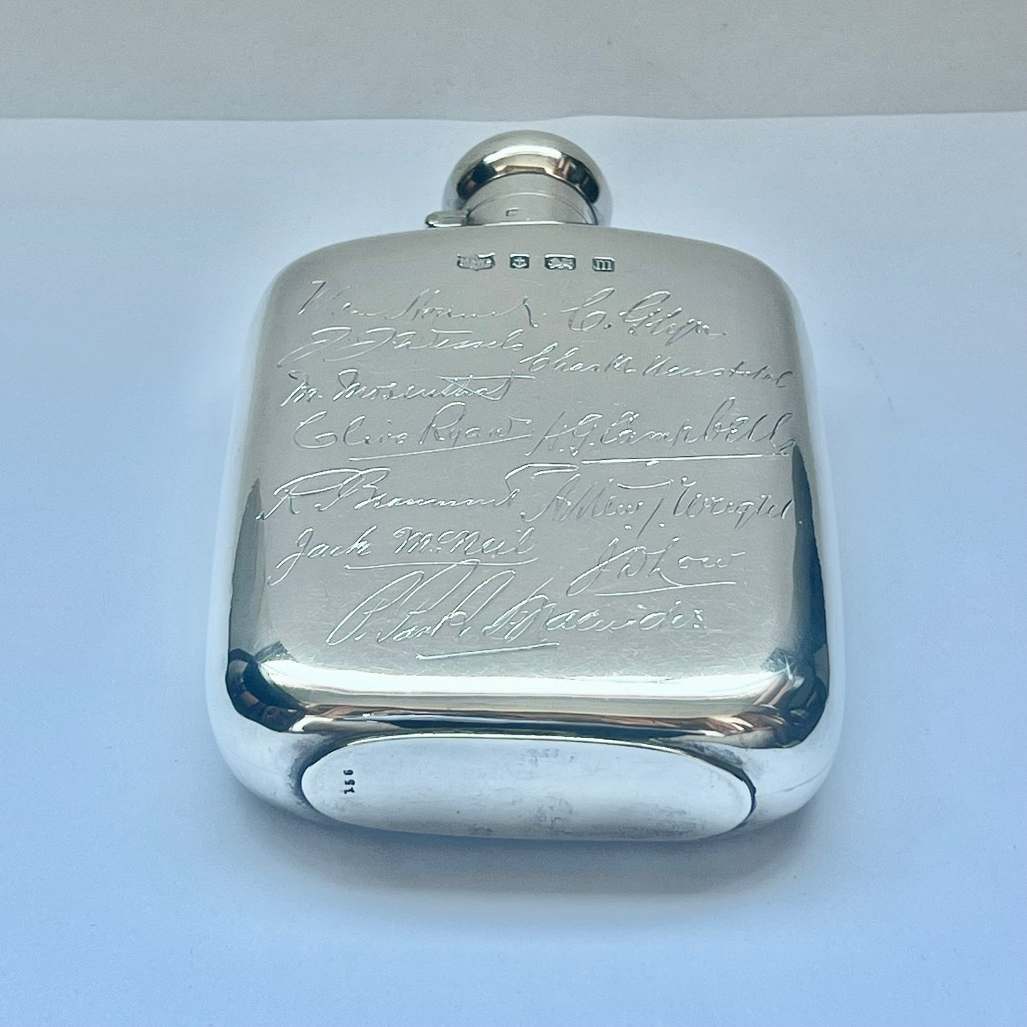 Antiguo frasco de plata esterlina firmado por Mappin & Webb con varios autógrafos, atribuido a intereses deportivos por determinar, posiblemente equipo de cricket sudafricano.