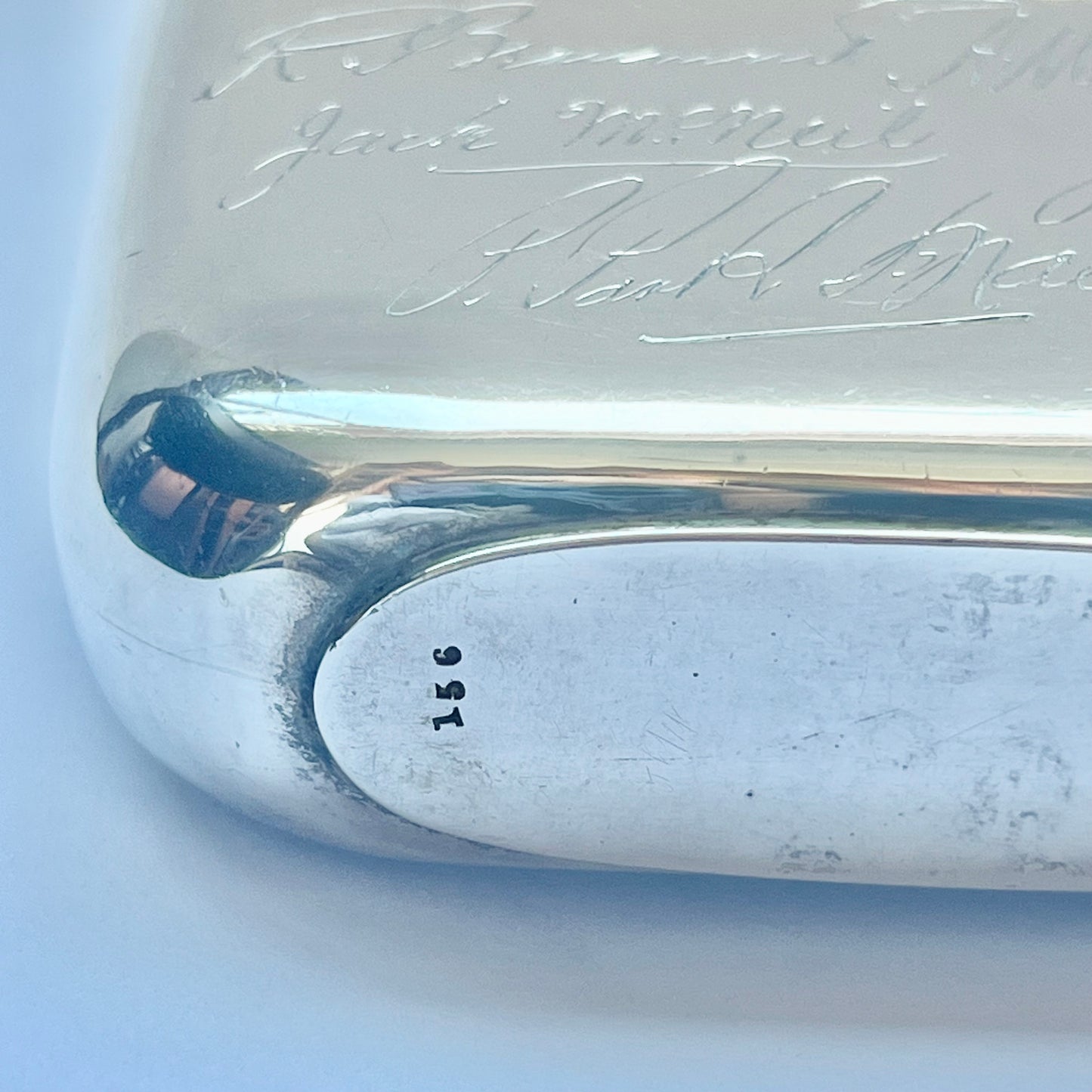 Antiguo frasco de plata esterlina firmado por Mappin & Webb con varios autógrafos, atribuido a intereses deportivos por determinar, posiblemente equipo de cricket sudafricano.