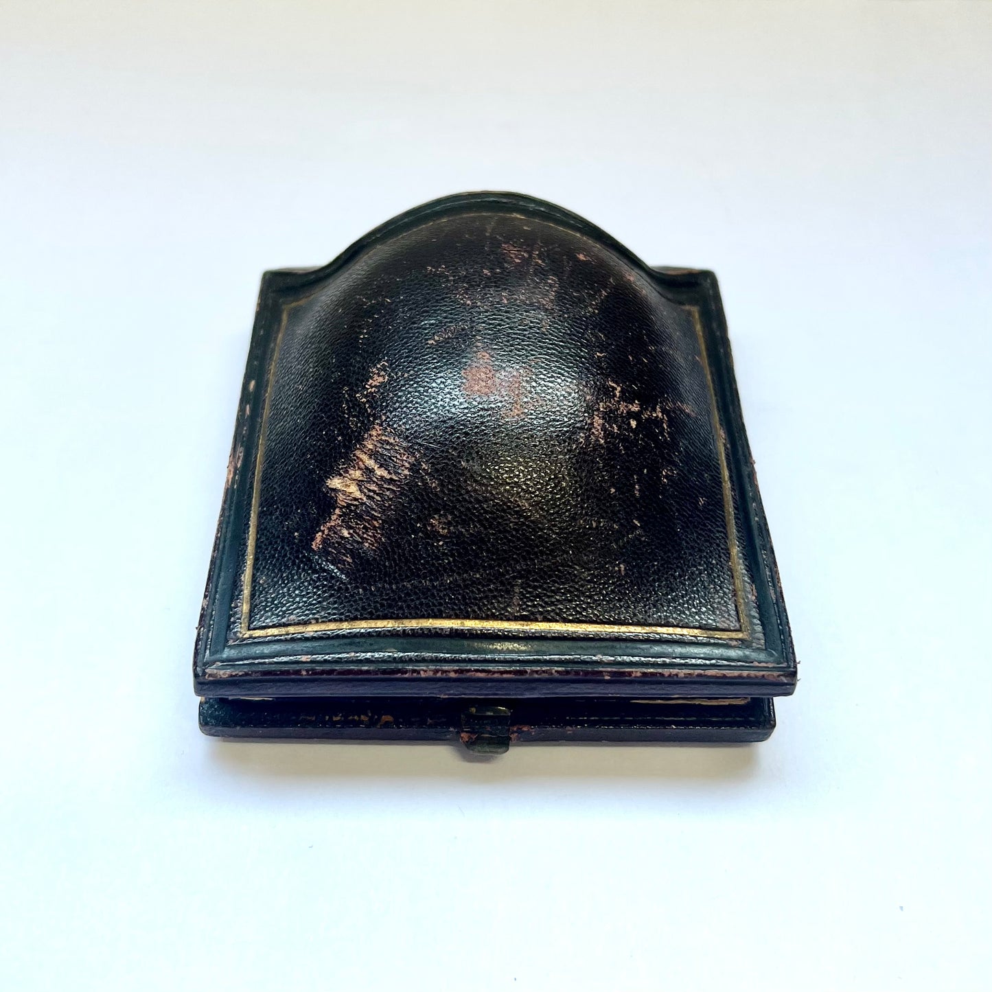 精湛罕见的维多利亚时代 Tessier 黄金和贝壳浮雕哀悼胸针,带蓝色珐琅边框