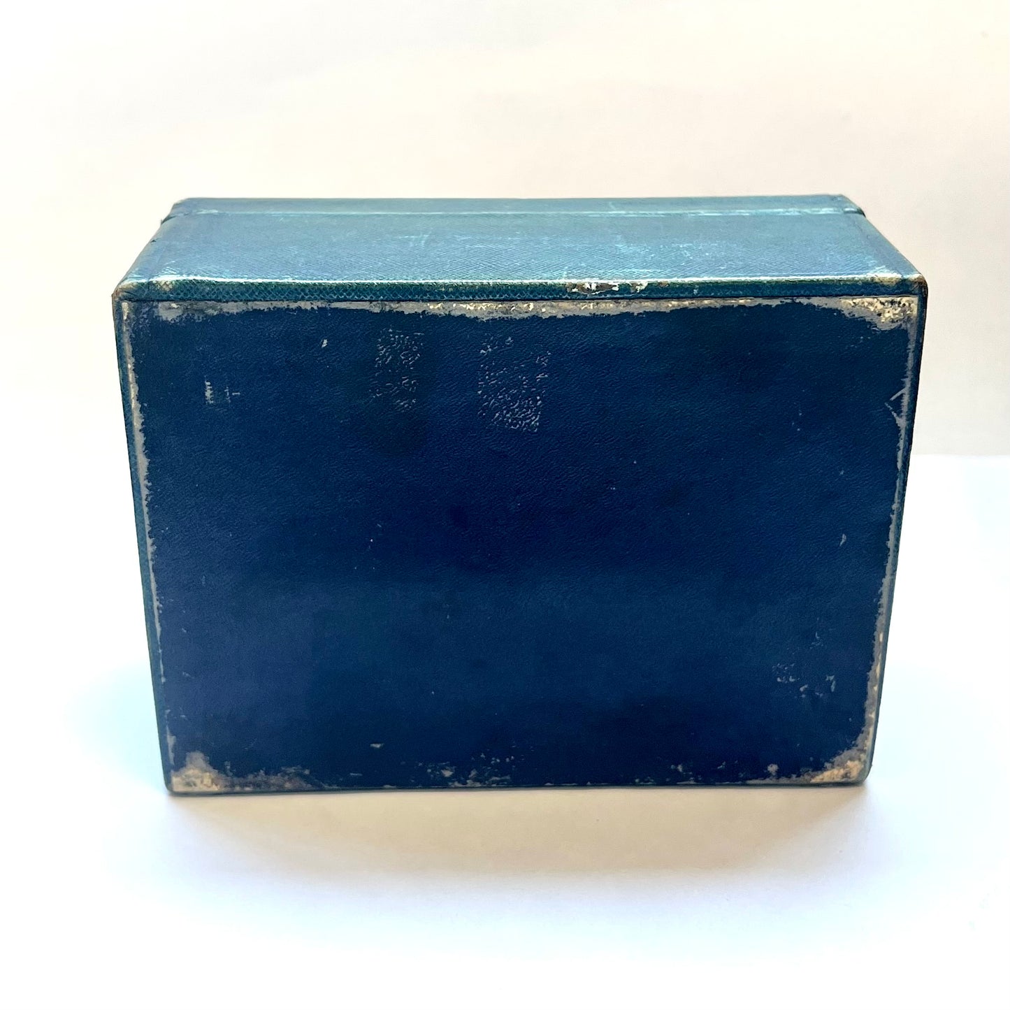 维多利亚晚期至爱德华时期的深绿色皮革珠宝盒,顶部有手柄,配有黄铜装置