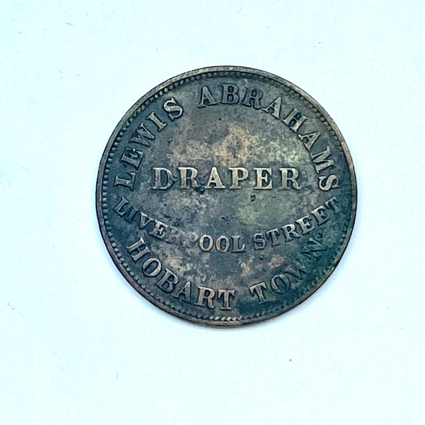 Rara ficha de tienda de medio penique australiano de mediados del siglo XIX para Lewis Abrahams Draper, Liverpool Street Hobart Town, fechada en 1855.
