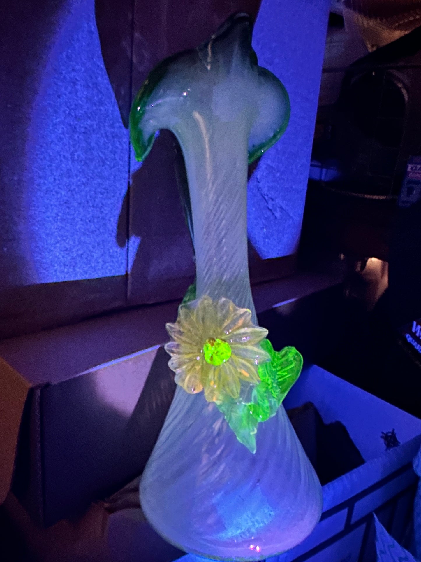 Antiguo jarrón de cristal verde y opalescente con forma de gato en el púlpito, con decoraciones florales de vidrio aplicadas, probablemente checoslovaco.