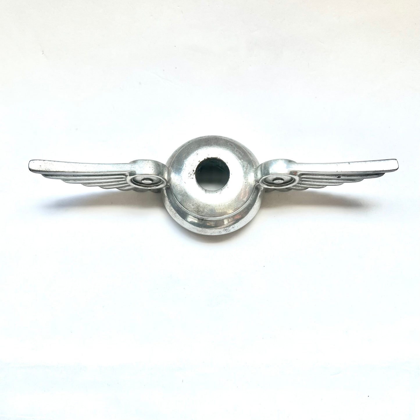 Original y raro cierre de radiador con alas Studebaker Art Deco circa 1919-1928, pieza de coche clásico vintage de antes de la guerra