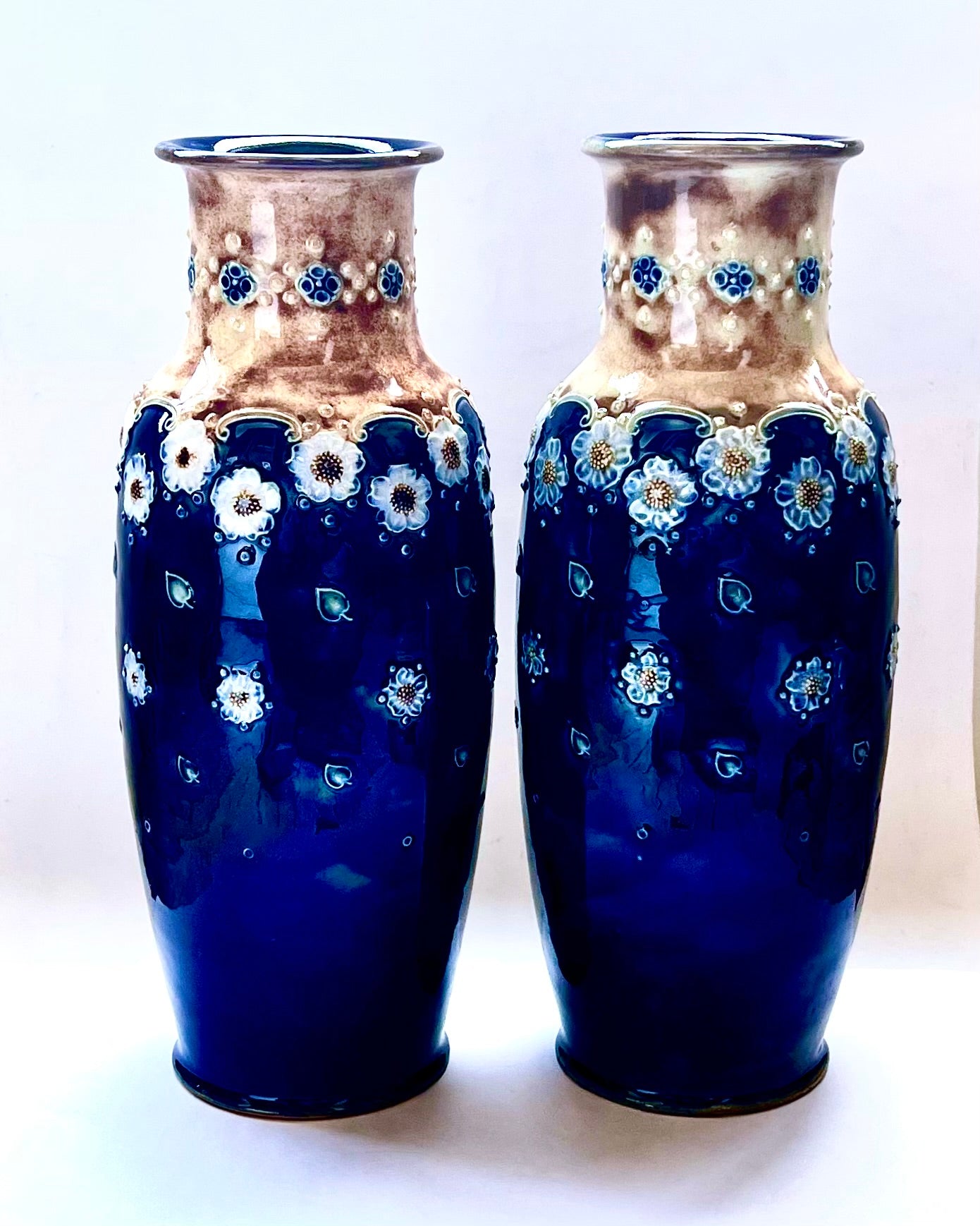 Jarrones de gres Doulton Lambeth de principios del siglo XX, de estilo victoriano/eduardiano a Art Nouveau, realizados por la destacada ceramista Maud Bowden, circa 1900 a 1920.