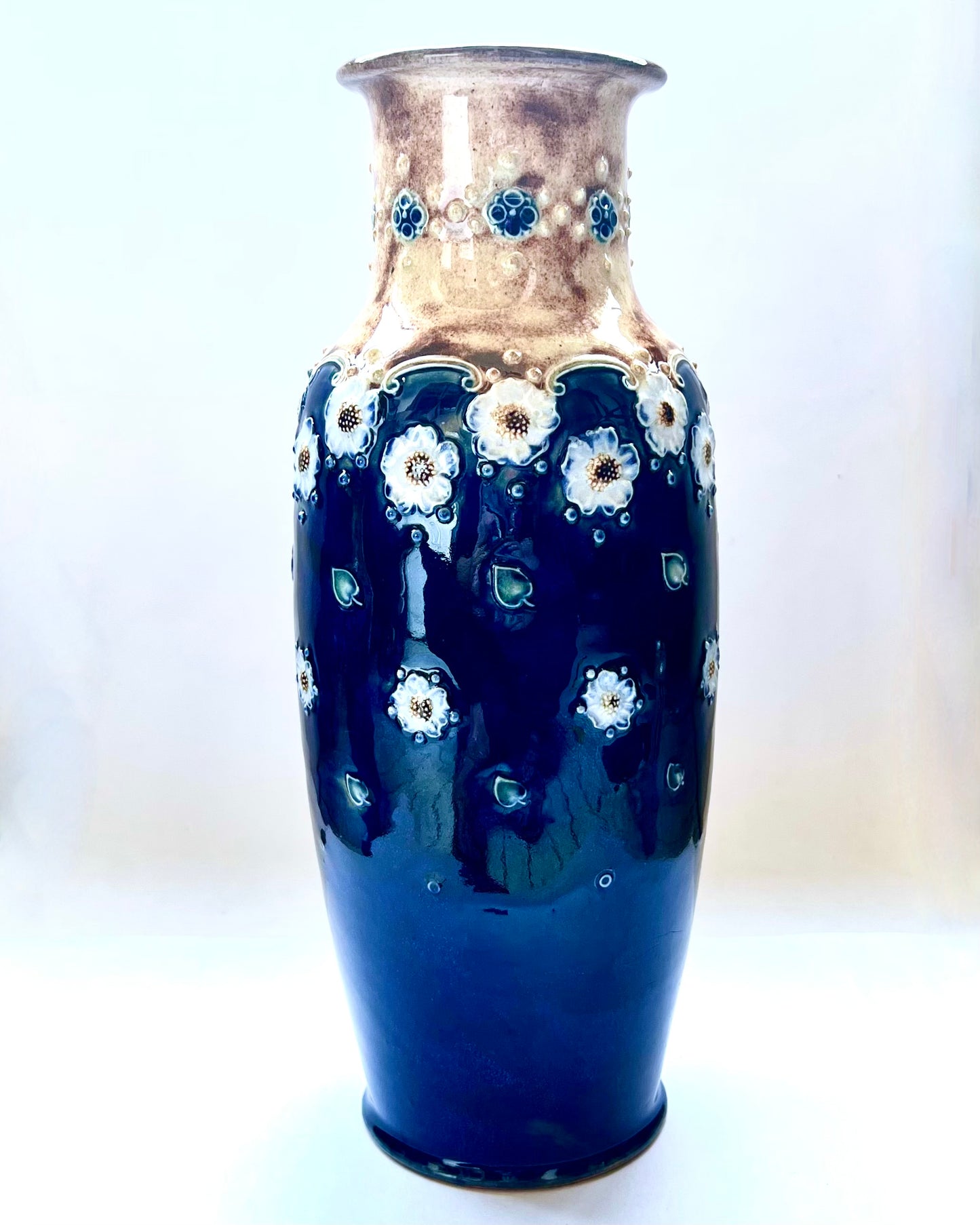 Jarrones de gres Doulton Lambeth de principios del siglo XX, de estilo victoriano/eduardiano a Art Nouveau, realizados por la destacada ceramista Maud Bowden, circa 1900 a 1920.
