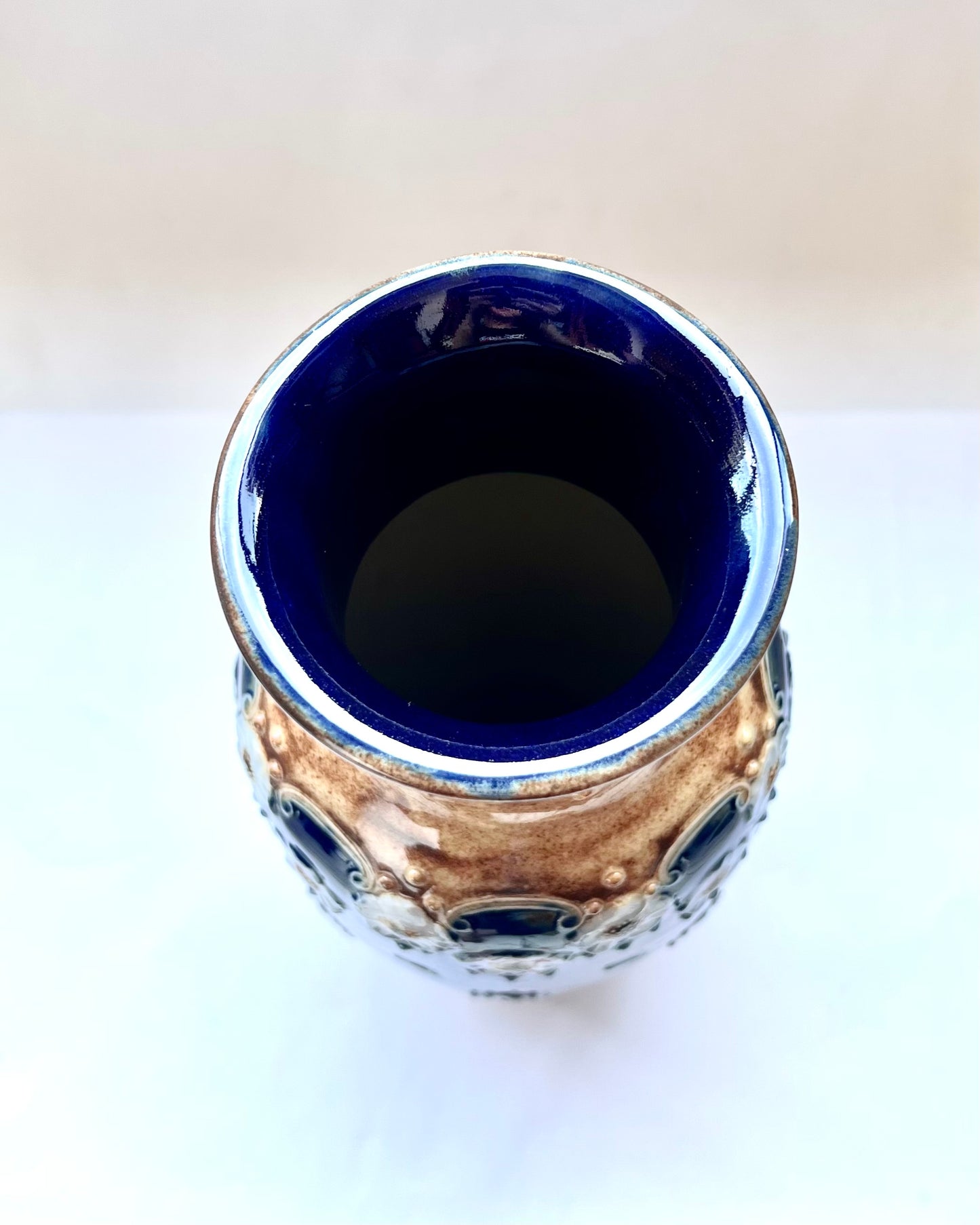 Jarrones de gres Doulton Lambeth de principios del siglo XX, de estilo victoriano/eduardiano a Art Nouveau, realizados por la destacada ceramista Maud Bowden, circa 1900 a 1920.