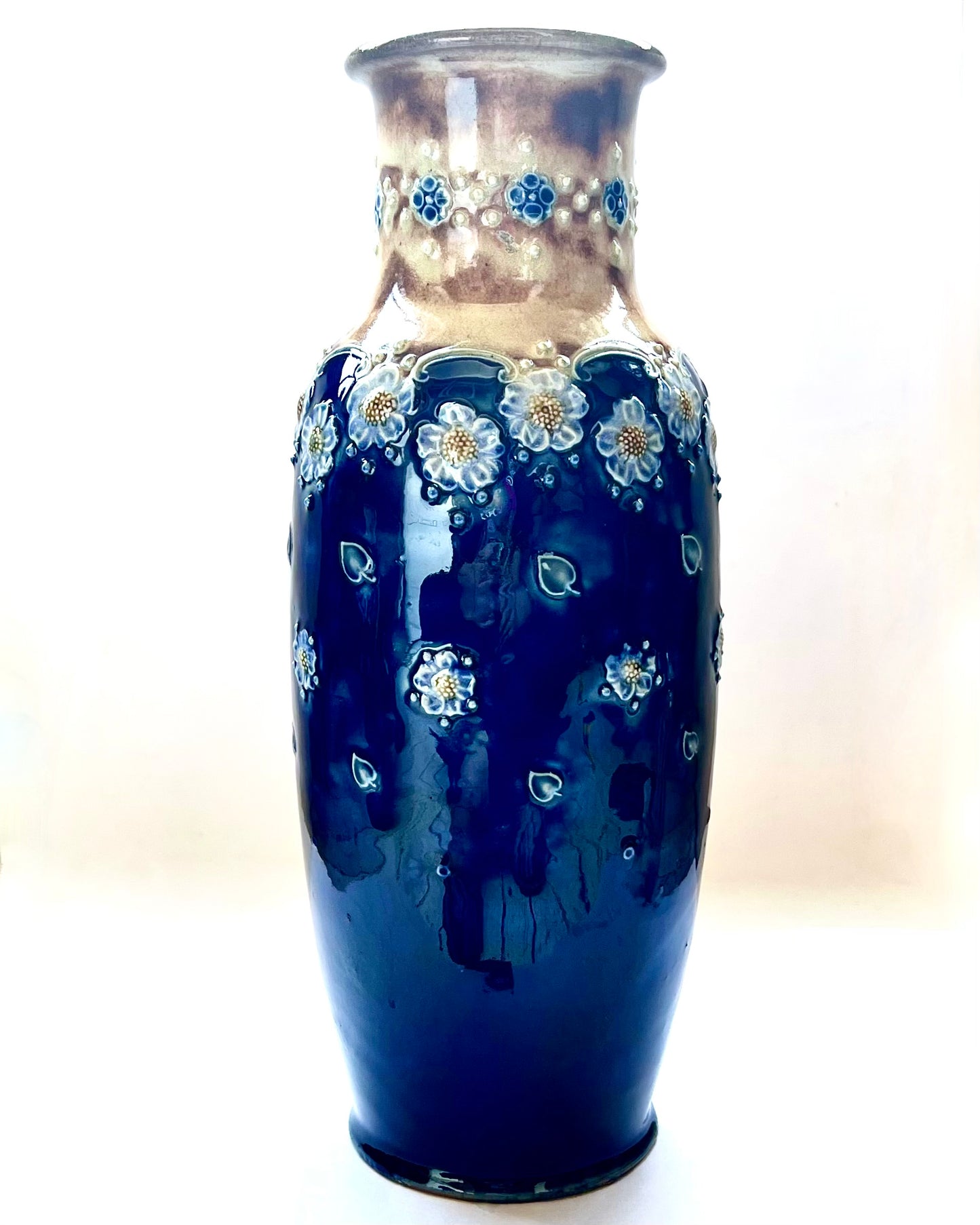 Jarrones de gres Doulton Lambeth de principios del siglo XX, de estilo victoriano/eduardiano a Art Nouveau, realizados por la destacada ceramista Maud Bowden, circa 1900 a 1920.