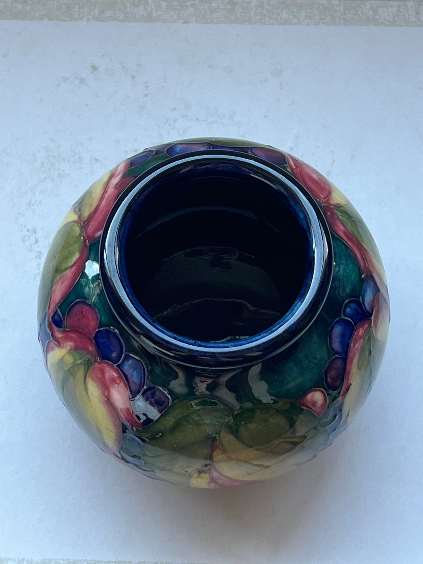 复古近古董 20 世纪早期 William Moorcroft 叶子和浆果花瓶 约 1928-1949 年