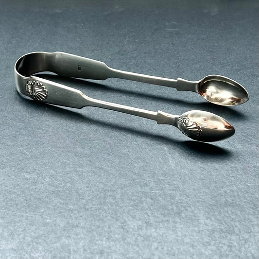 乔治王朝晚期至摄政时期英国乡村纯银钳子,厚度适中,标记清晰。多萝西·兰兰兹,纽卡斯尔,1804 年至 1814 年