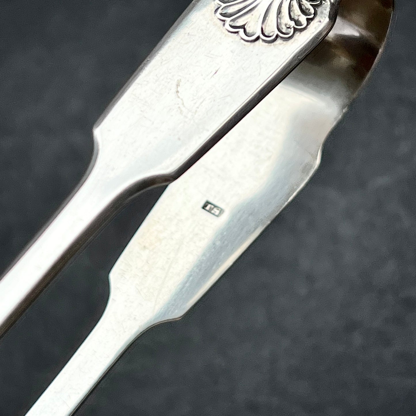 Pinzas de plata esterlina de la época georgiana tardía a la época de la Regencia inglesa, con calibre grueso y sellos distintivos. Dorothy Langlands, Newcastle, 1804-1814