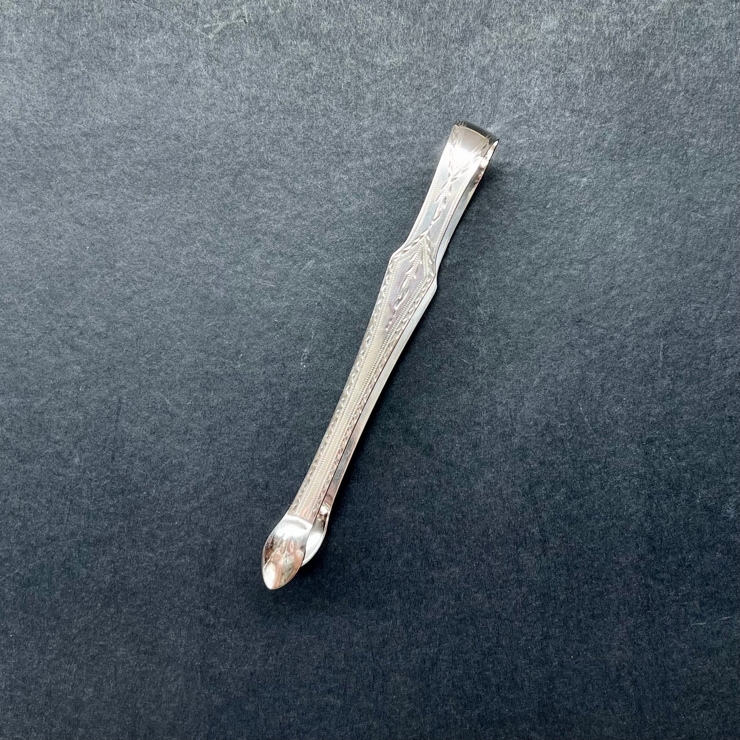 Late Georgian to Regency English provincial sterling silver tongs with thick gauge and crisp hallmarks. John Langlands II, Newcastle, 1796 to 1802