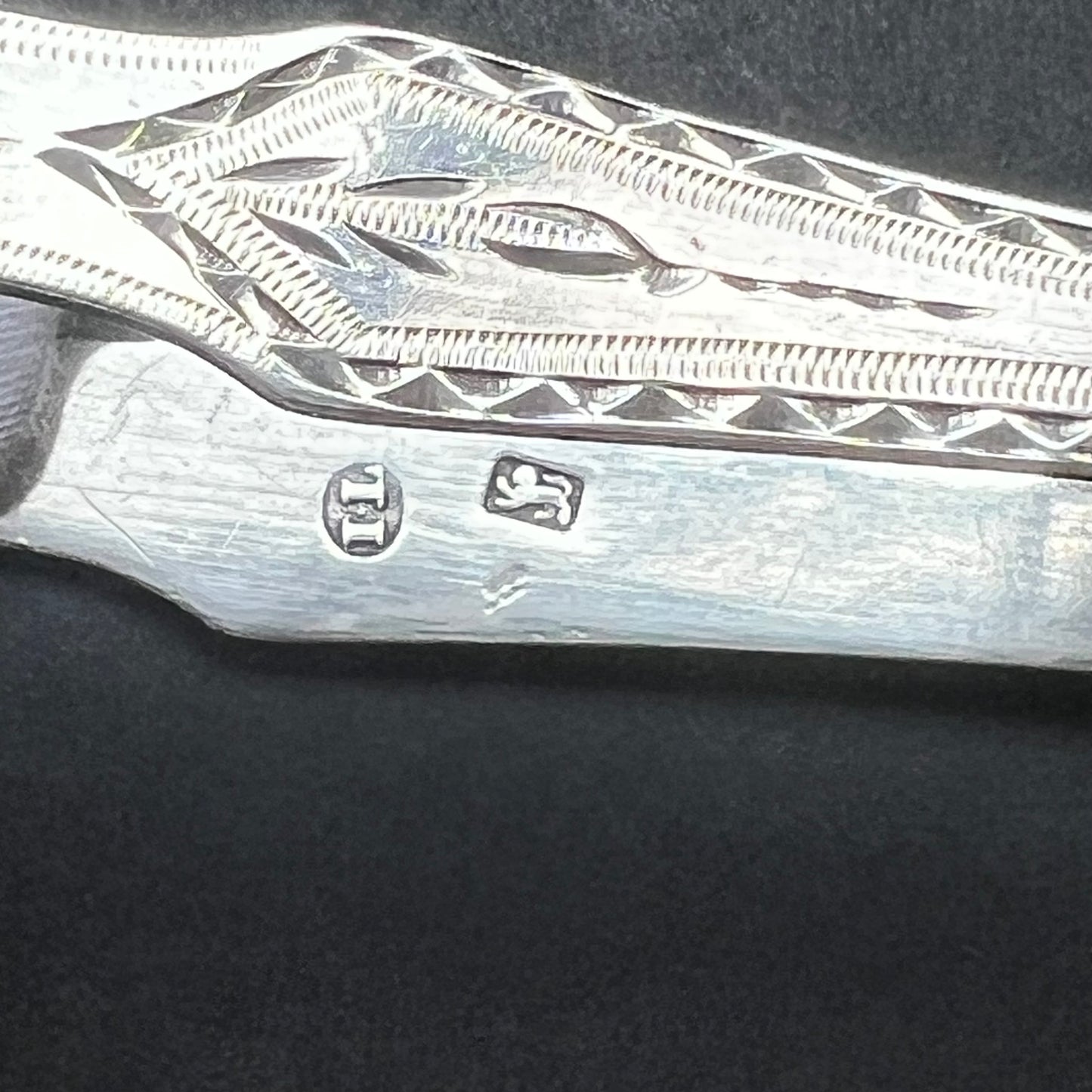 Pinzas de plata esterlina de la época georgiana tardía a la época de la Regencia inglesa, con calibre grueso y sellos distintivos. John Langlands II, Newcastle, 1796-1802