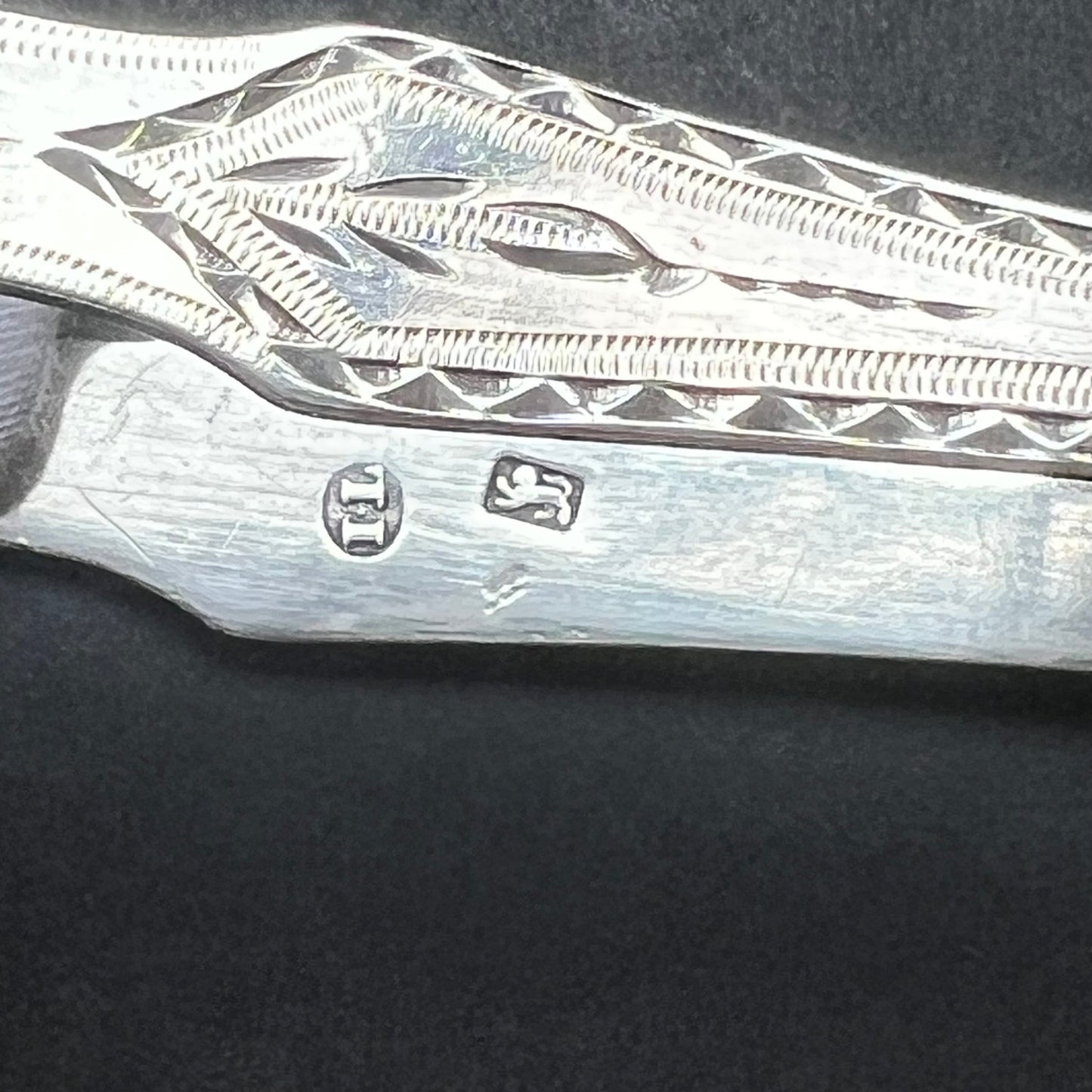 Late Georgian to Regency English provincial sterling silver tongs with thick gauge and crisp hallmarks. John Langlands II, Newcastle, 1796 to 1802