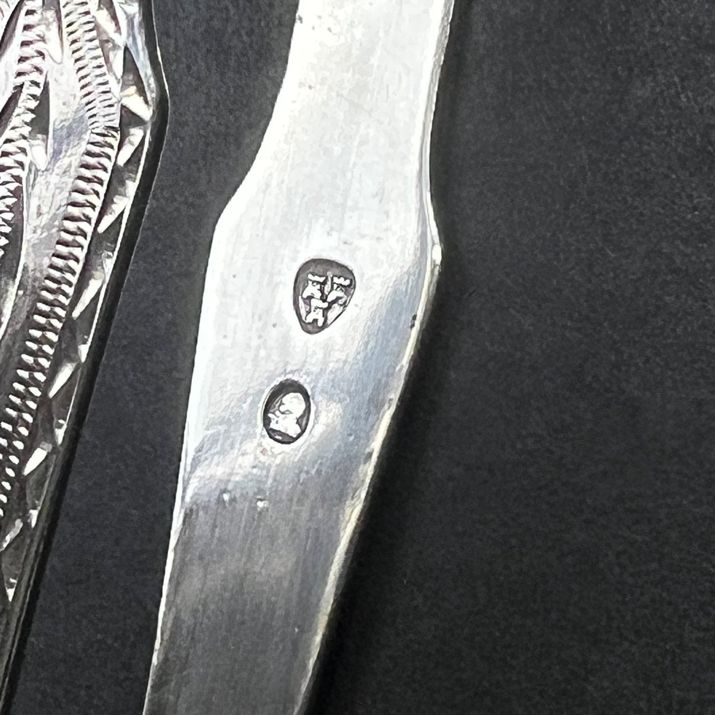 Pinzas de plata esterlina de la época georgiana tardía a la época de la Regencia inglesa, con calibre grueso y sellos distintivos. John Langlands II, Newcastle, 1796-1802